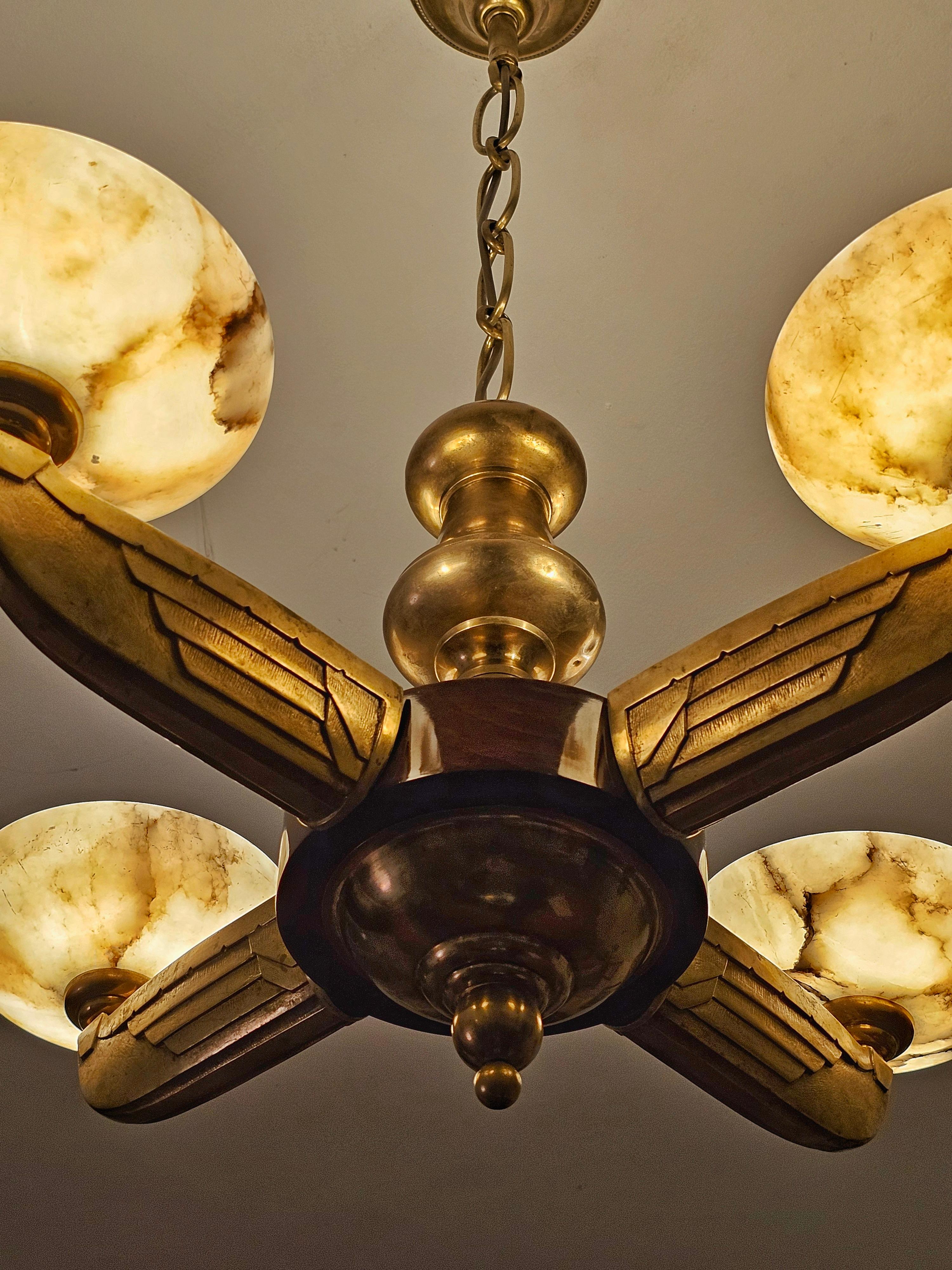Lustre Art Déco attr. à l'Atelier Petitot en bronze, noyer et albâtre en vente 5