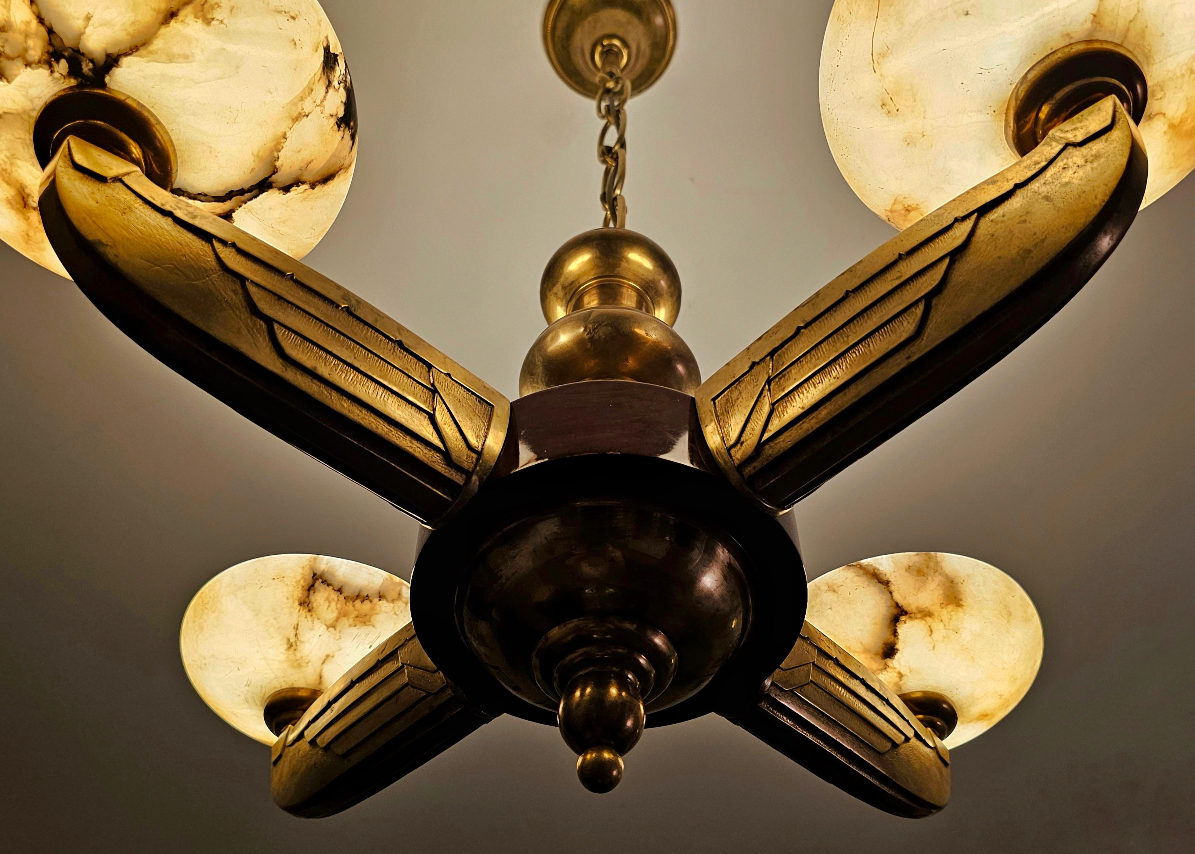 Lustre Art Déco attr. à l'Atelier Petitot en bronze, noyer et albâtre en vente 6