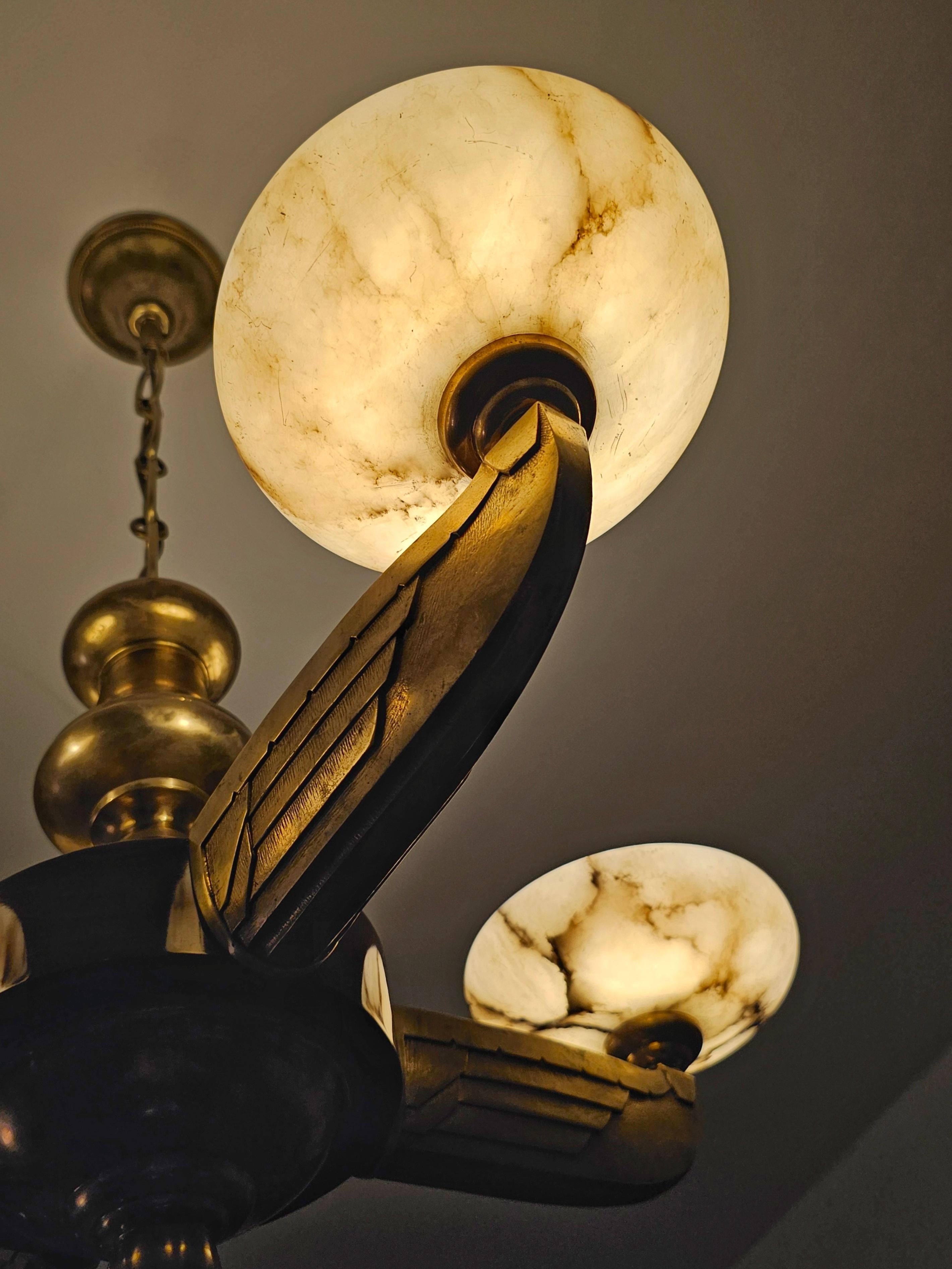Lustre Art Déco attr. à l'Atelier Petitot en bronze, noyer et albâtre en vente 7