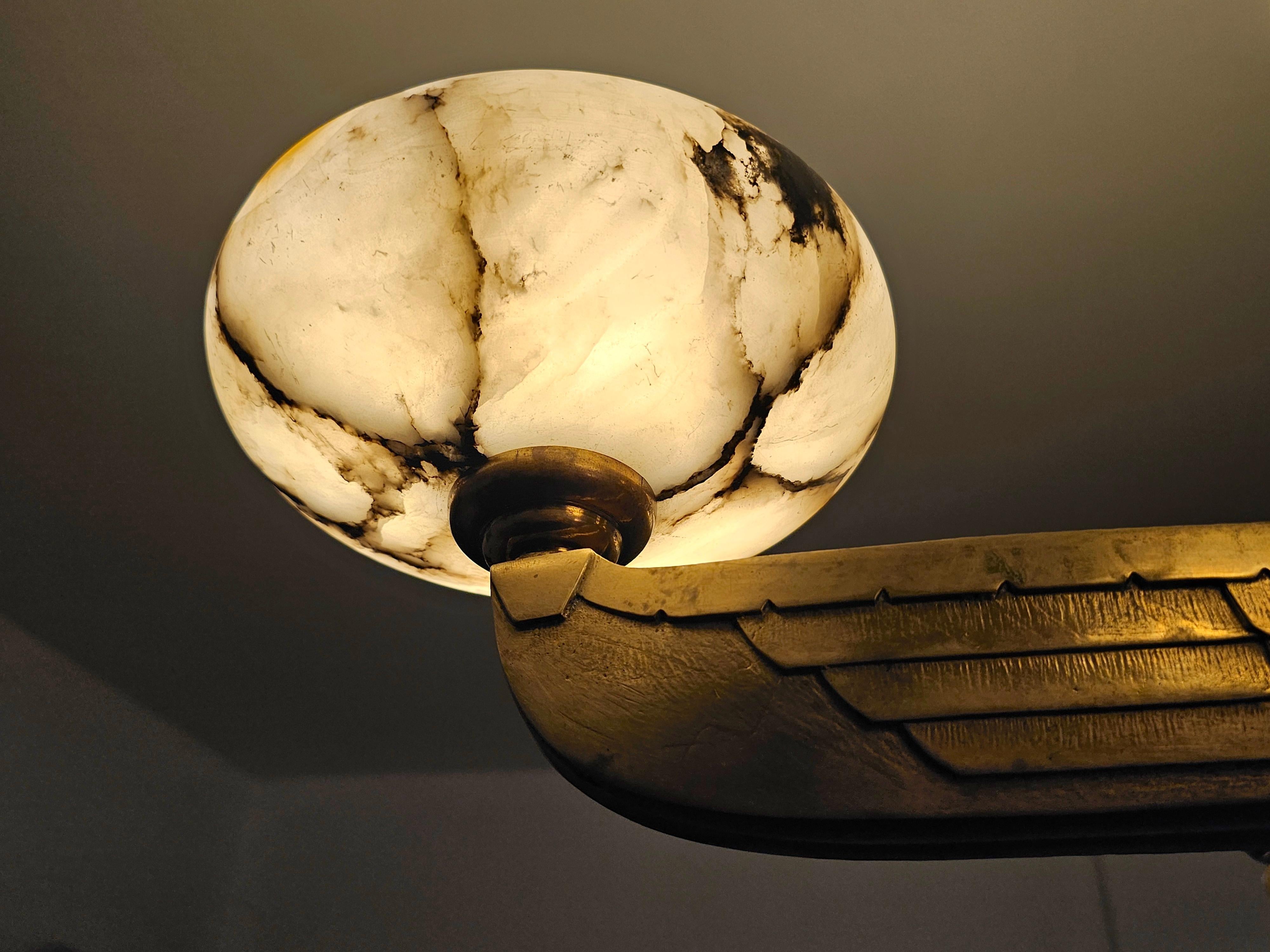Début du 20ème siècle Lustre Art Déco attr. à l'Atelier Petitot en bronze, noyer et albâtre en vente