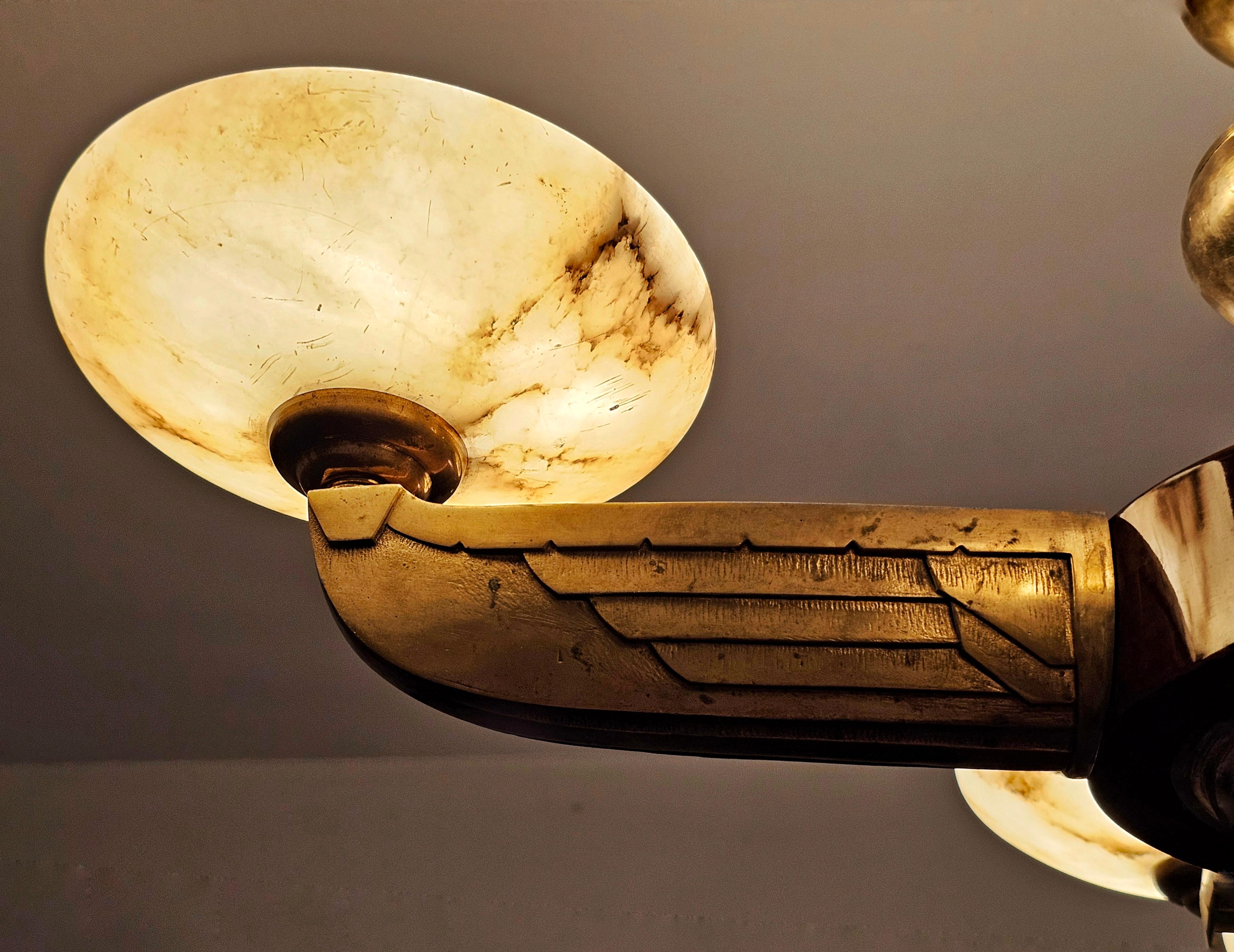 Lustre Art Déco attr. à l'Atelier Petitot en bronze, noyer et albâtre en vente 1