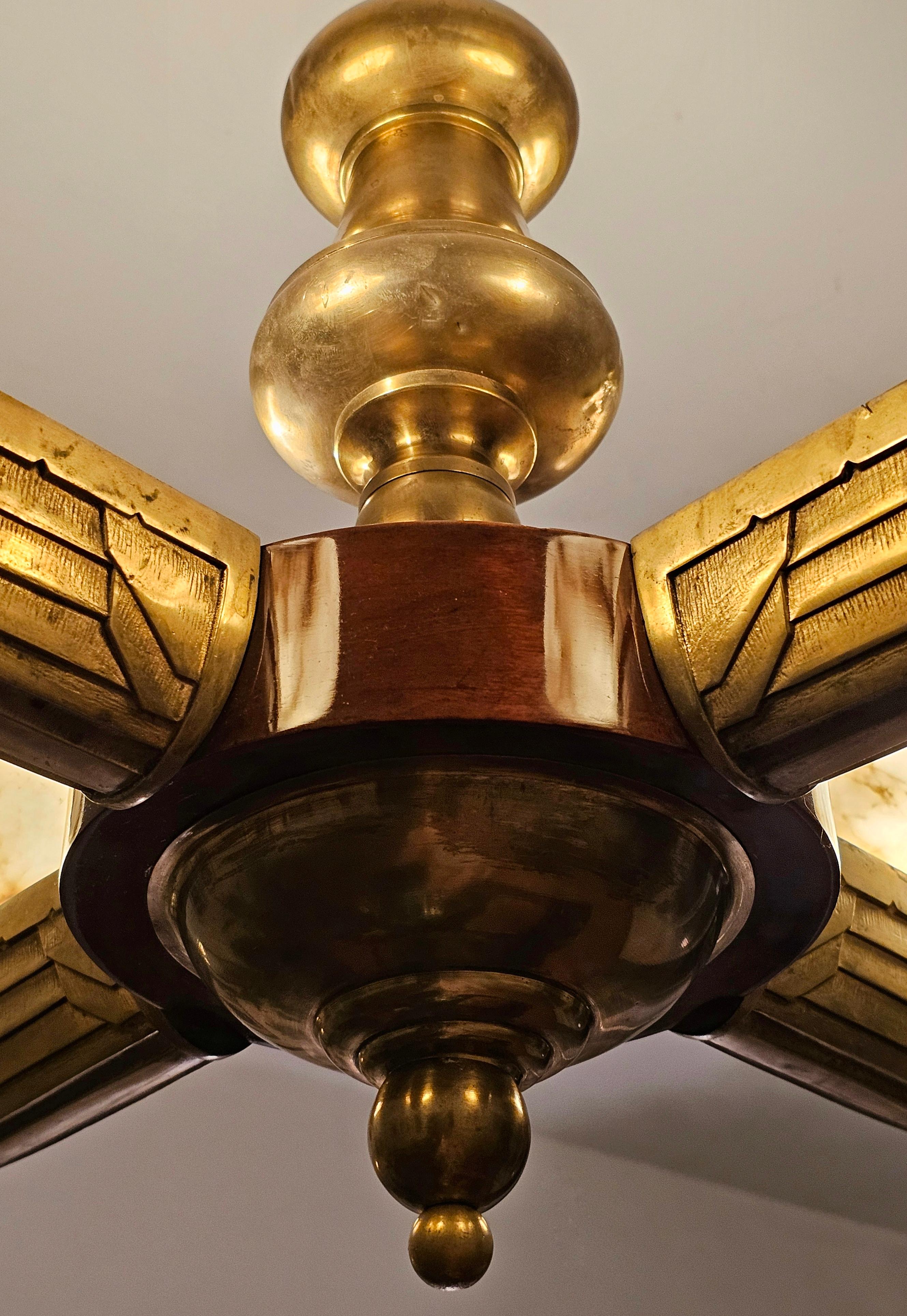 Lustre Art Déco attr. à l'Atelier Petitot en bronze, noyer et albâtre en vente 2