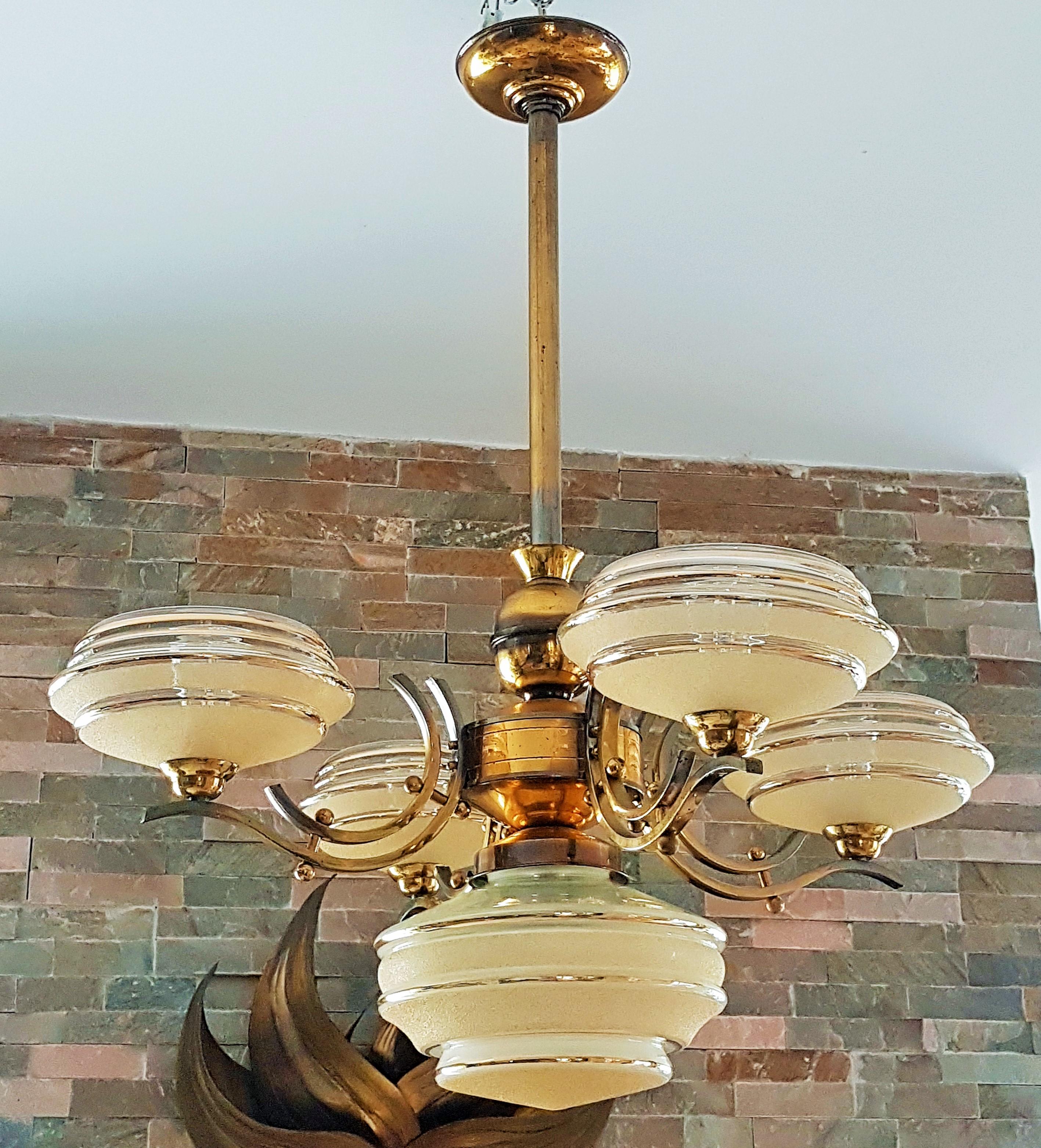 Art Deco Chandelier Brass, Opalescent Yellow Glass, France, 1935 In Good Condition For Sale In Saarbruecken, DE