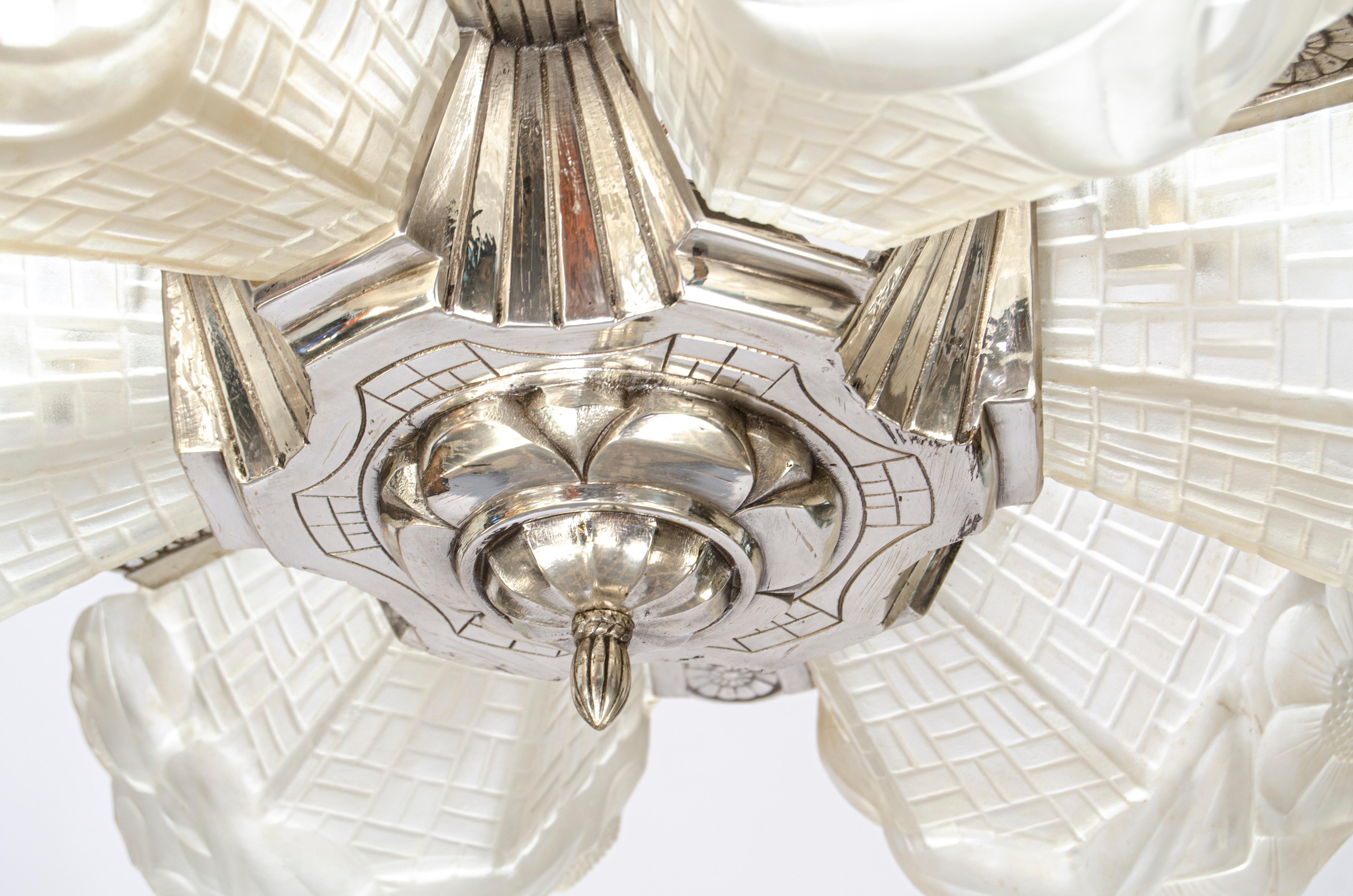 Art Deco chandelier by David Gueron Degué (1892-1950), design by Hubs. Made with a silver-plated bronze structure and satin glass plates. Signed Degue, France, 7676

France, CIRCA 1920.