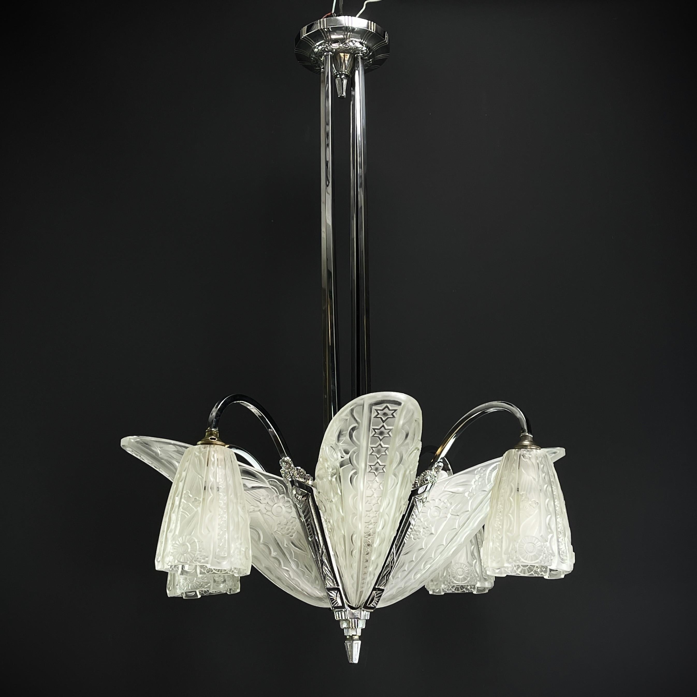 Art Deco Chandelier by Donna Paris

The ART DECO ceiling lamp is a remarkable example of the craftsmanship and style of the early 20th century. 

The signature 