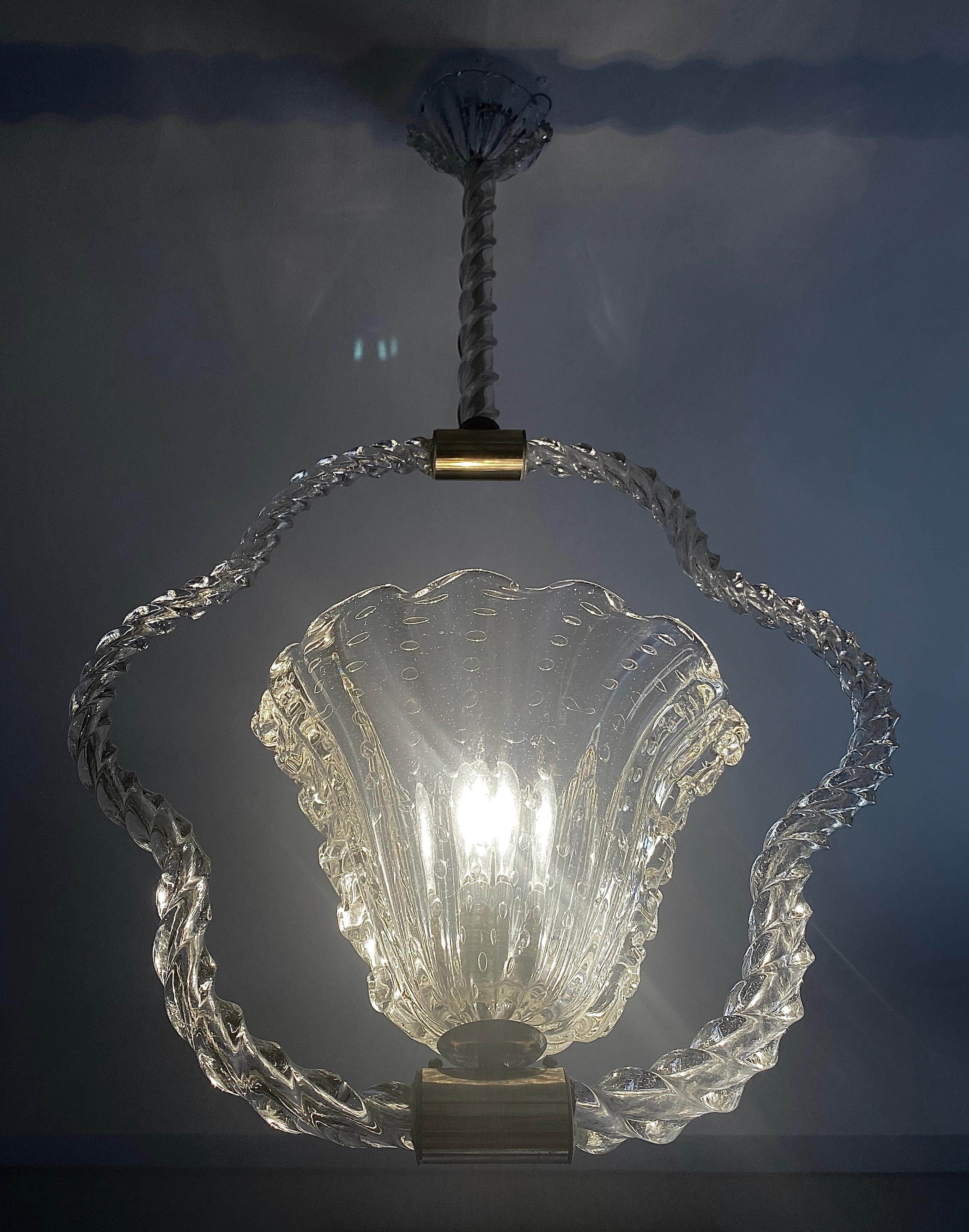 Adorable chandelier pendant by tre famous Venetian master Ercole Barovier composed of a large 