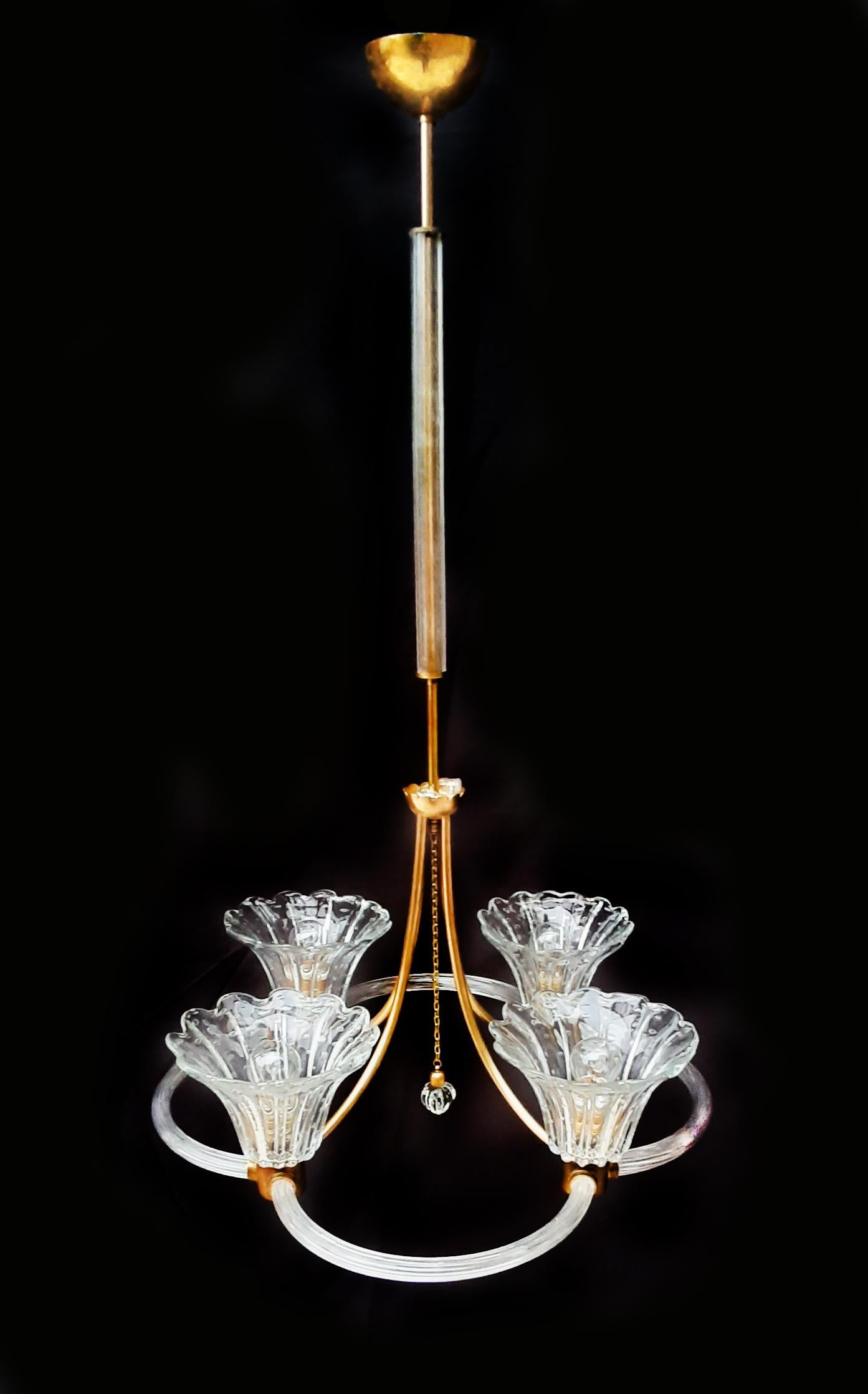 Elegant Murano chandelier by the famous Venetian master Ercole Barovier. Composed of 4 arms.
 