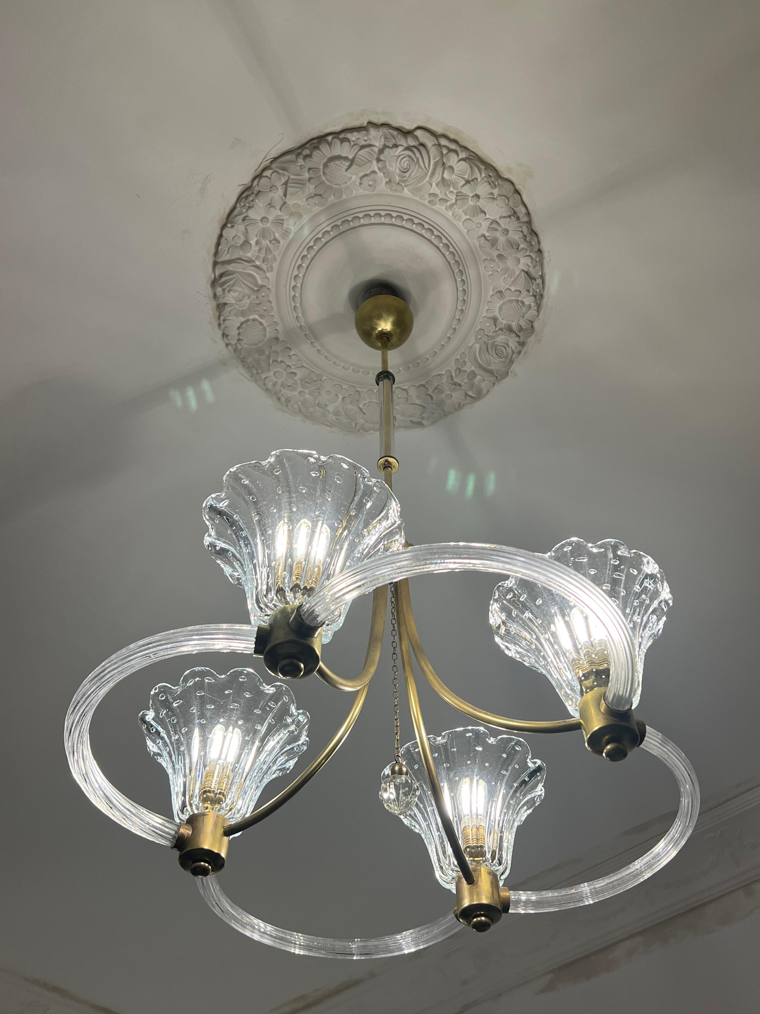 Elegant Murano chandelier by the famous Venetian master Ercole Barovier. Composed of 4 arms.
 