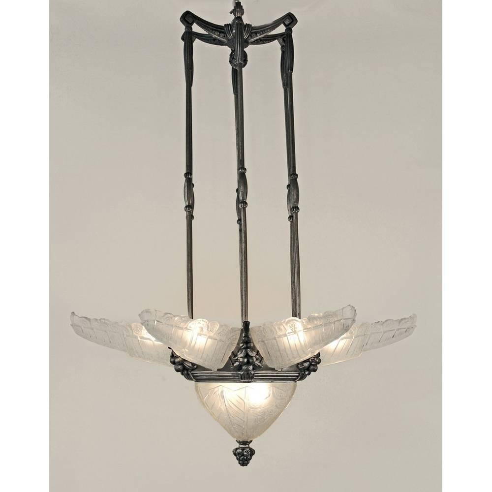 Art Deco frosted molded-glass chandelier, depicting a floral motive by Ernest Sabino on a cast-metal frame with cornucopia decorations.
Made in France
circa 1930
Signature: Sabino Paris 4604 C depose.