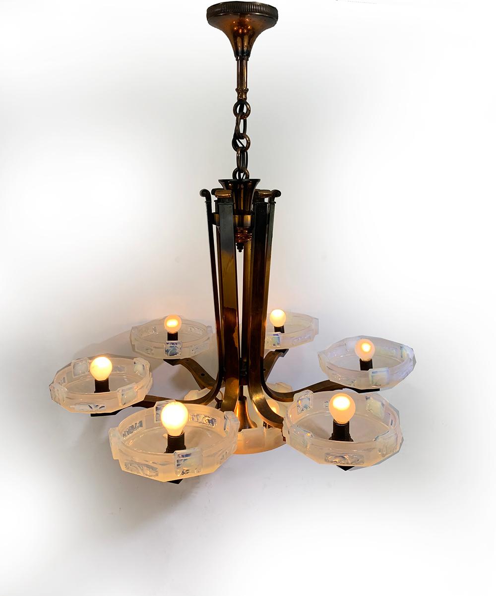 A magnificent Ezan chandelier, typically Parisian from the 1930s, is made of copper and glass with opalescent reflections. The chandelier features six branches supporting opalescent glass lampshades and a central one.
Can be delivered and wired for