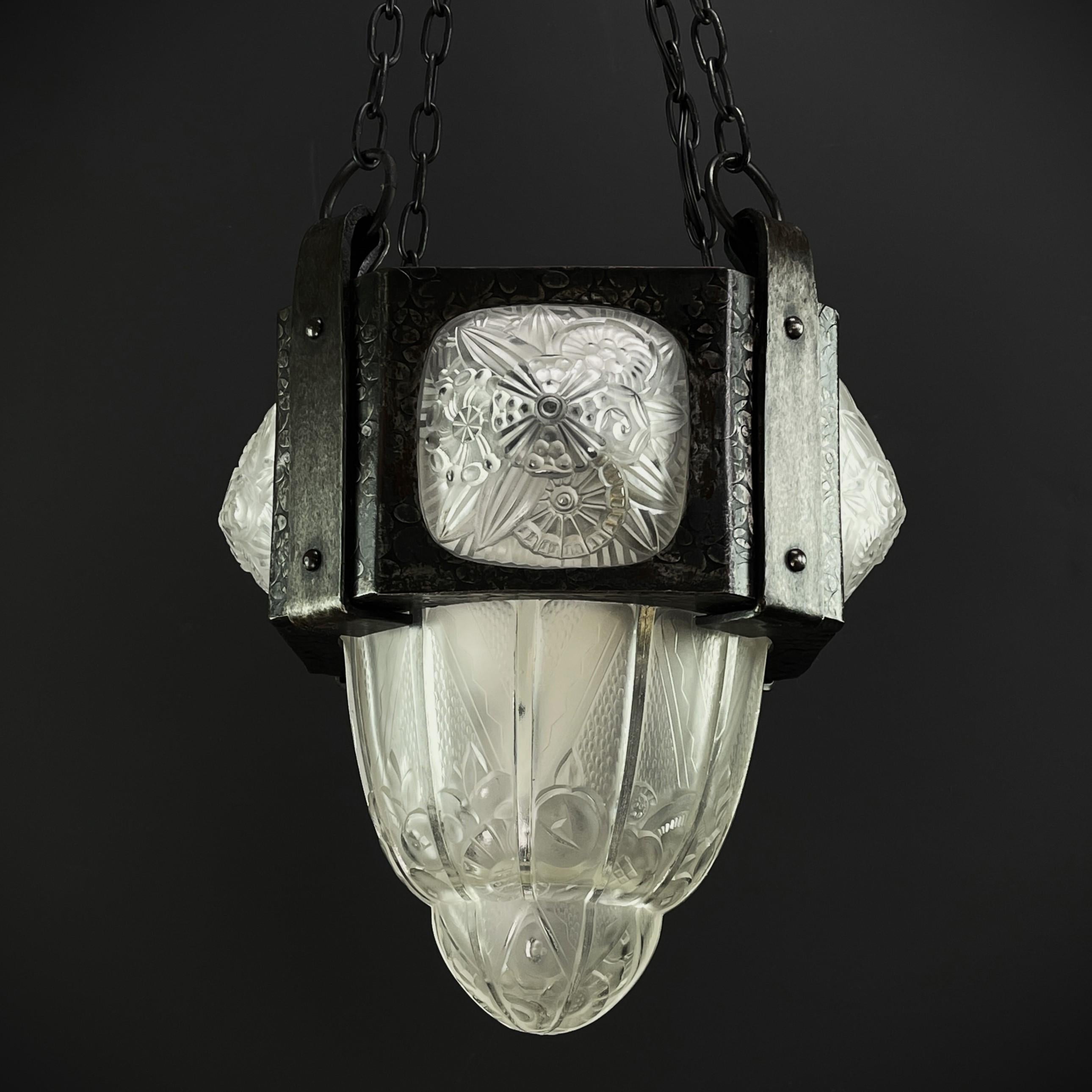ART DECO lamp Hettier & Vincent wrought iron chandelier 1930s

The Hettier & Vincent ART DECO ceiling lamp is a fascinating example of the masterful craftsmanship and exquisite design of this renowned French glass manufacturer. This signed ceiling
