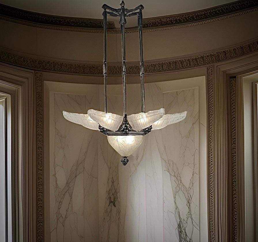 Lampadario in vetro smerigliato modellato Art Decor che raffigura un motivo floreale deco di Ernest Sabino su una struttura in metallo fuso con decorazioni a cornucopia.
Prodotto in Francia,
Circa: 1930
Firma: Sabino Paris 4604 C déposé.
