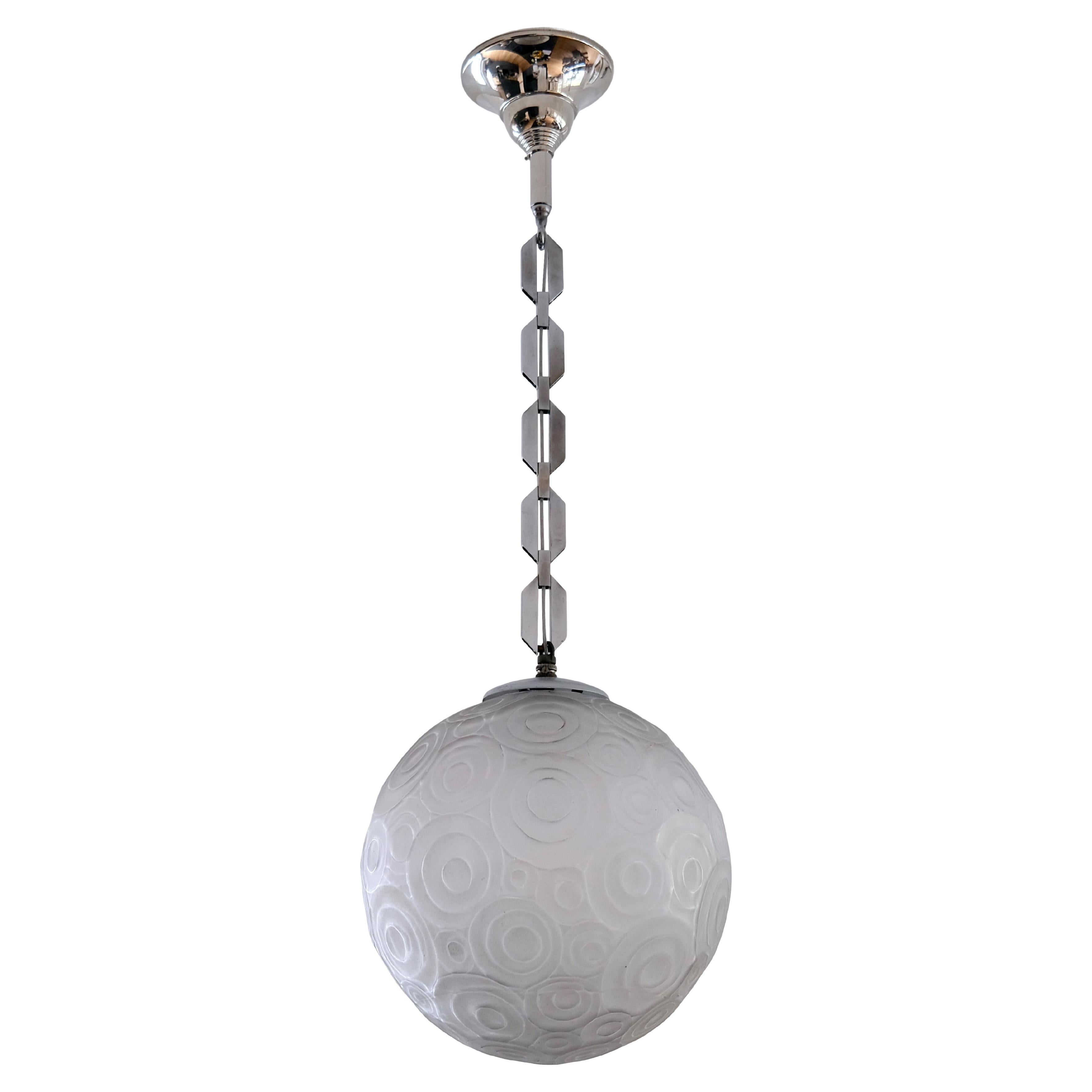 Lustre Art Déco Marius-Ernest Sabino, France, années 1930, boule de verre avec chaîne