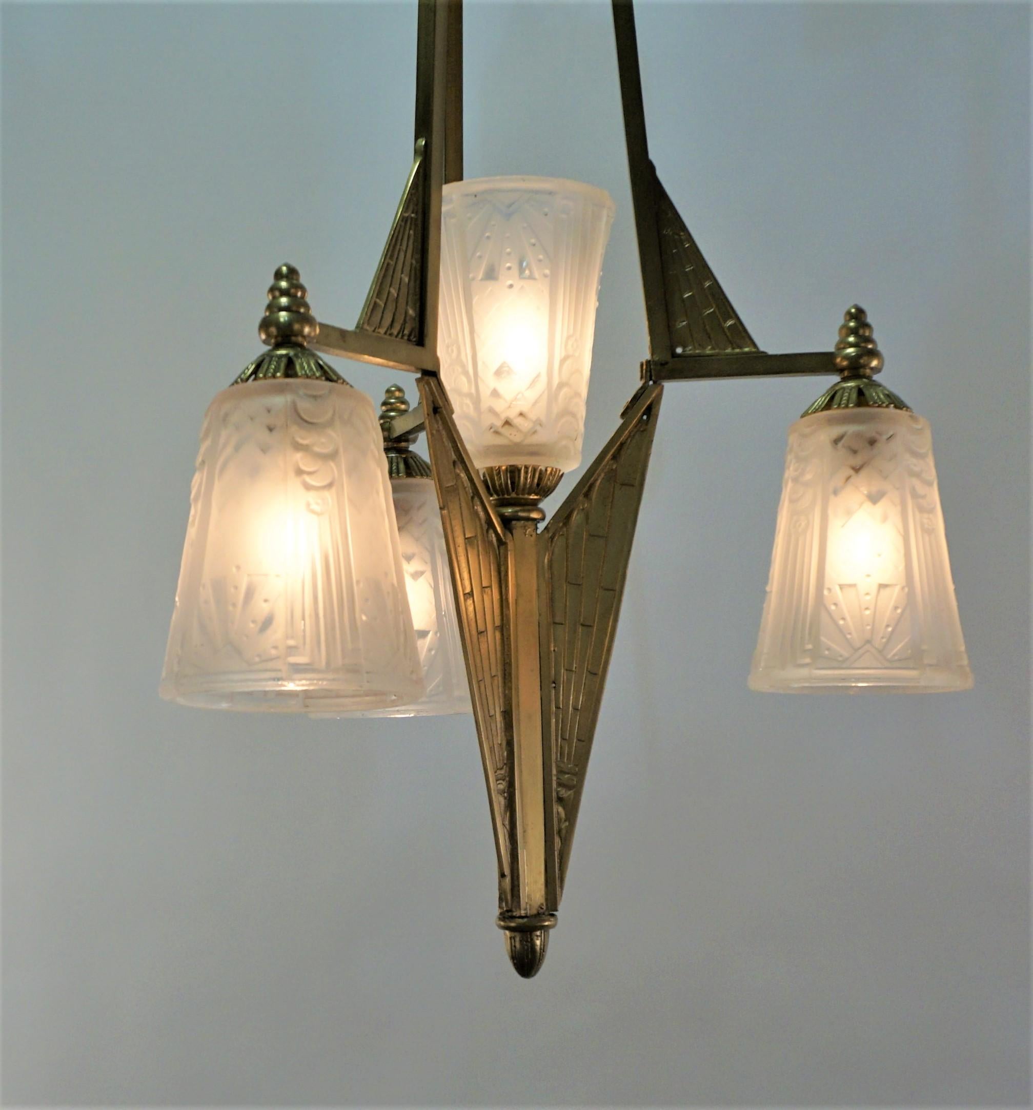 French 1920's bronze art deco chandelier with clear frost geometric design glass shades.
Four lights 75Watt max each.