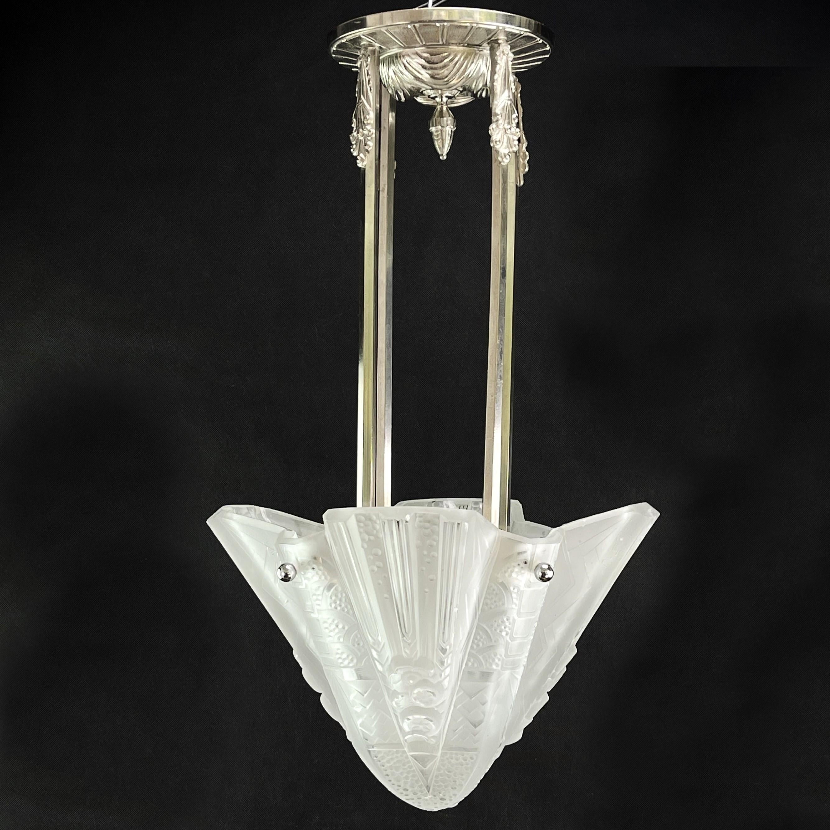 Art Deco chandeliers by Atelier Petitot & Muller Freres Luneville

The ART DECO ceiling lamp is a remarkable example of early 20th century craftsmanship and style. The signature 