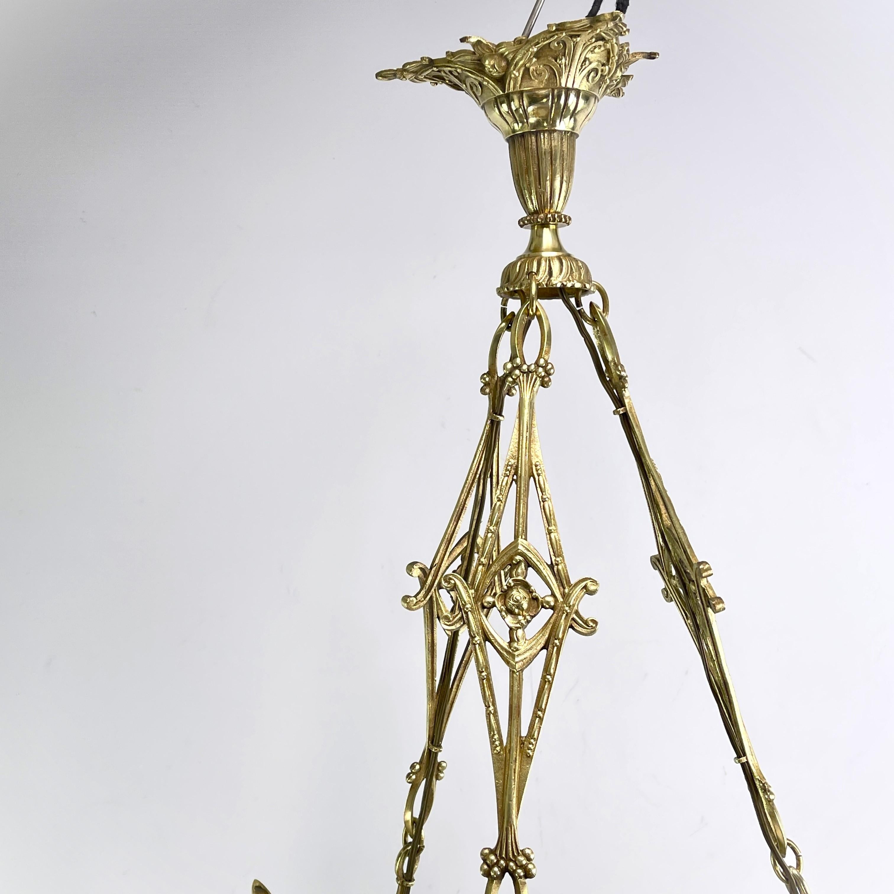 Art-Déco-Kronleuchter by Atelier Petitot & Muller Freres Luneville

This stunning Art Deco chandelier from the 1930s is an outstanding example of the elegance and sophistication of the Art Deco style. With its combination of bronze and glass, this