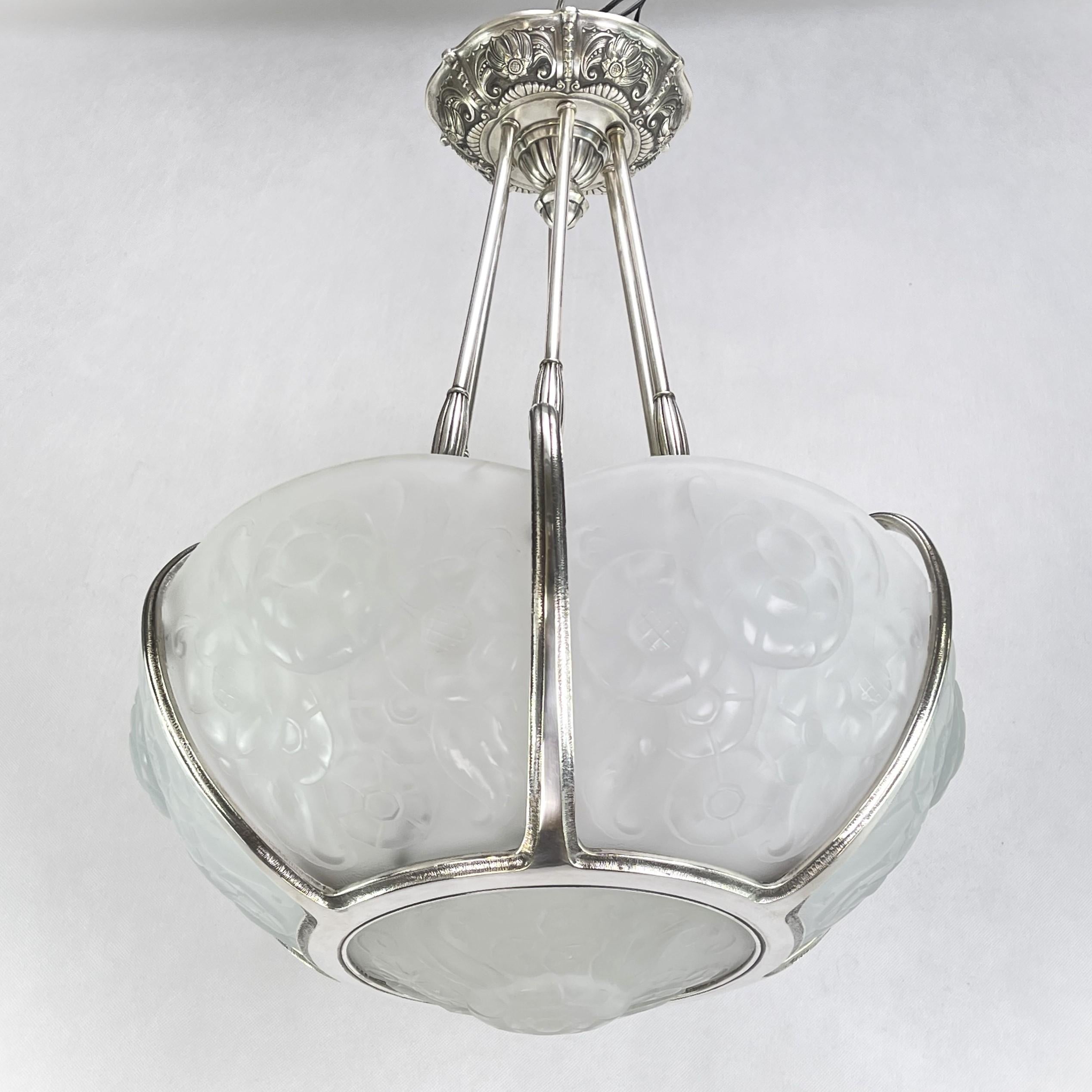 Art Deco chandelier by Muller Fréres - 1920s/1930s.

This original pendant lamp captivates with its simple and matter-of-fact Art Deco design. The heavy lamp glas is signed and gives a very pleasant light. This ceiling lamp is an absolute design