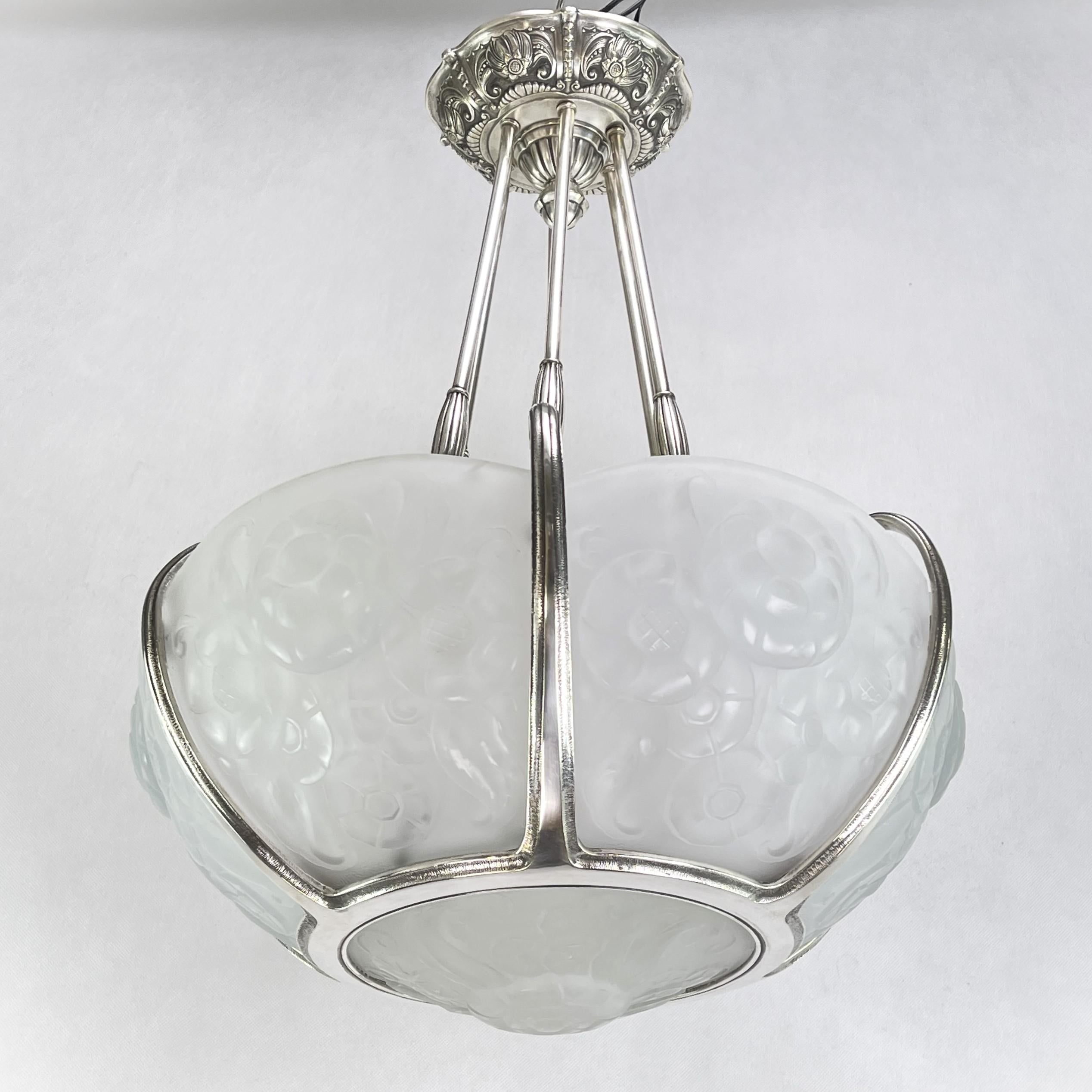 Lustre Art Déco de Muller Fréres - années 1920/1930.

Cette lampe à suspension originale séduit par son design Art déco simple et naturel. Le verre lourd de la lampe est signé et donne une lumière très agréable. Ce plafonnier est un classique absolu