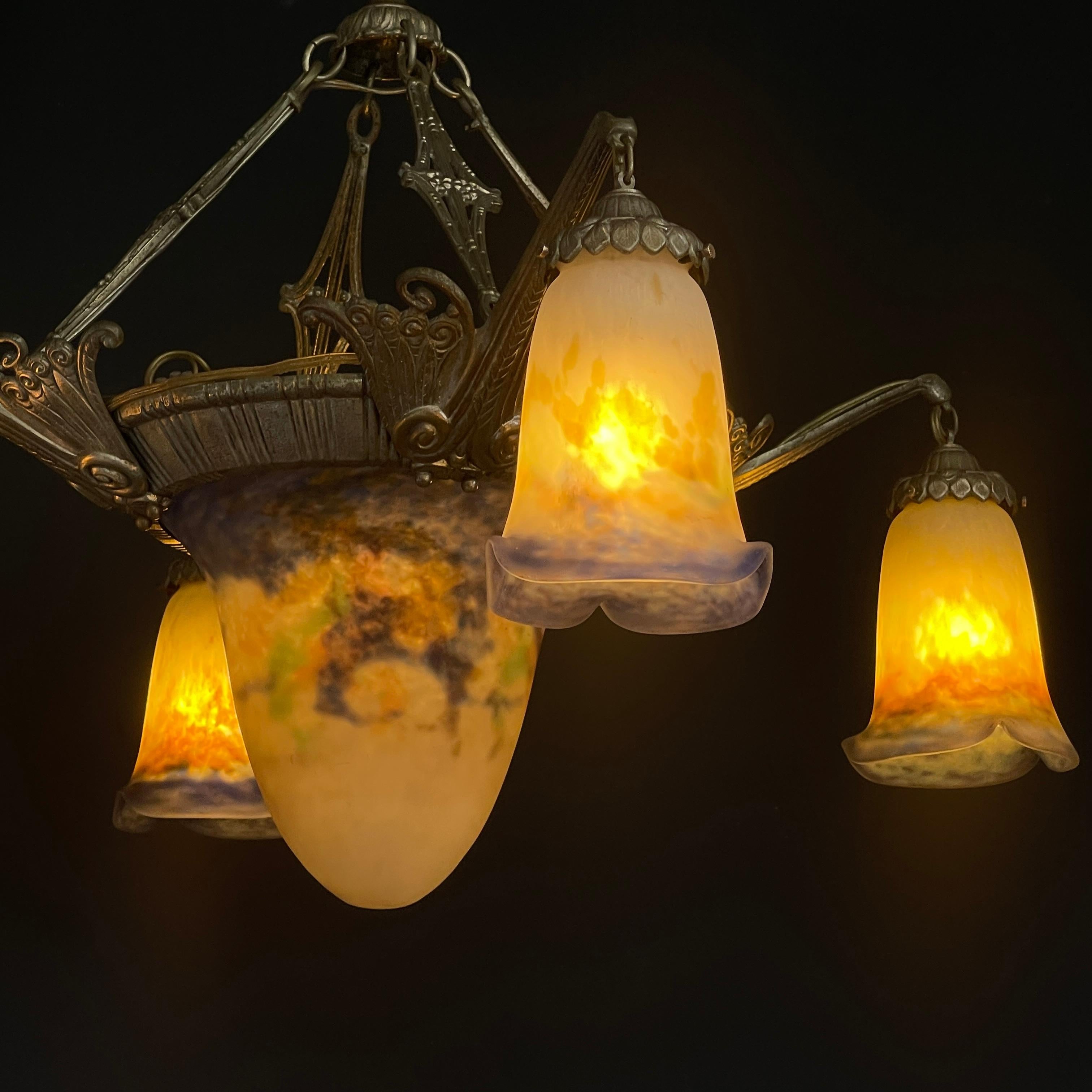 Lampadario Art Déco di Muller Freres Luneville Pate de Verre in bronzo, anni '20 in vendita 4