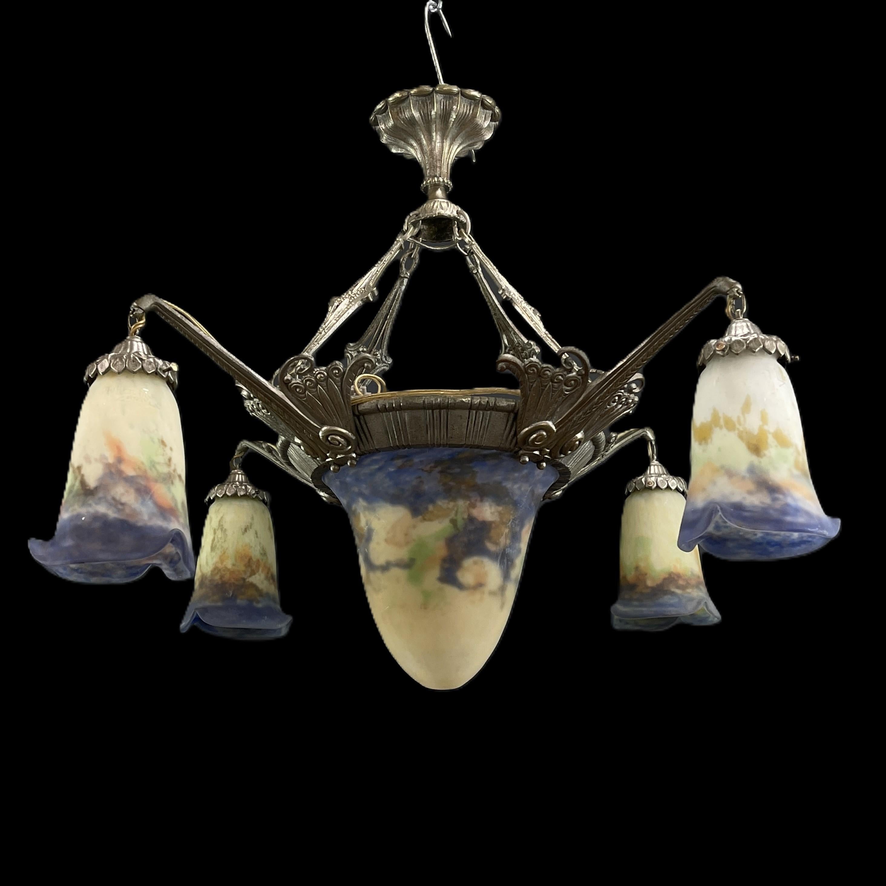 Lampadario Art-Déco di Muller Freres Luneville

La lampada da soffitto ART DECO è un notevole esempio dell'artigianato e dello stile dell'inizio del XX secolo. 

La firma 