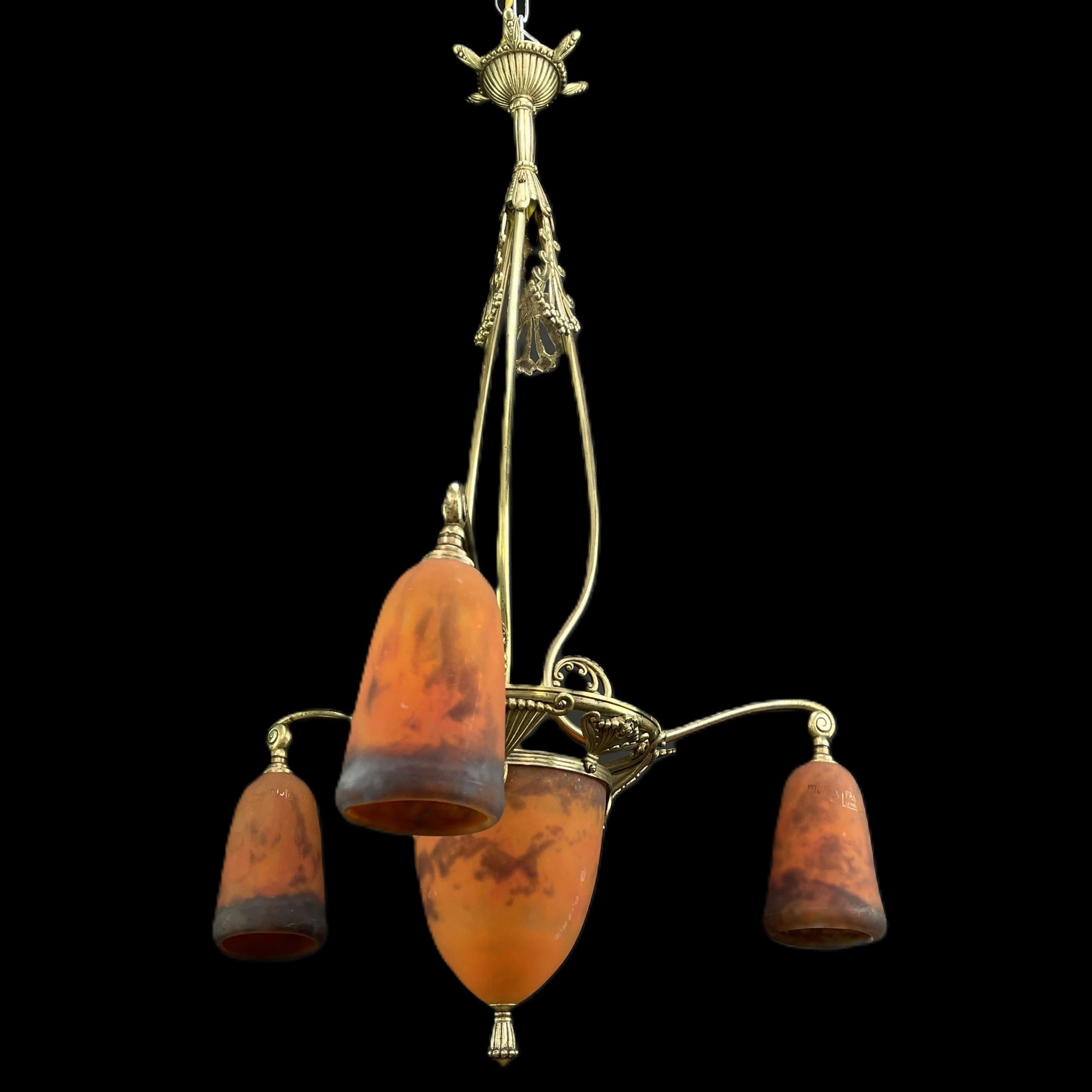 Francese Lampadario Art Déco di Muller Freres Luneville Pate de Verre in bronzo, anni '20 in vendita