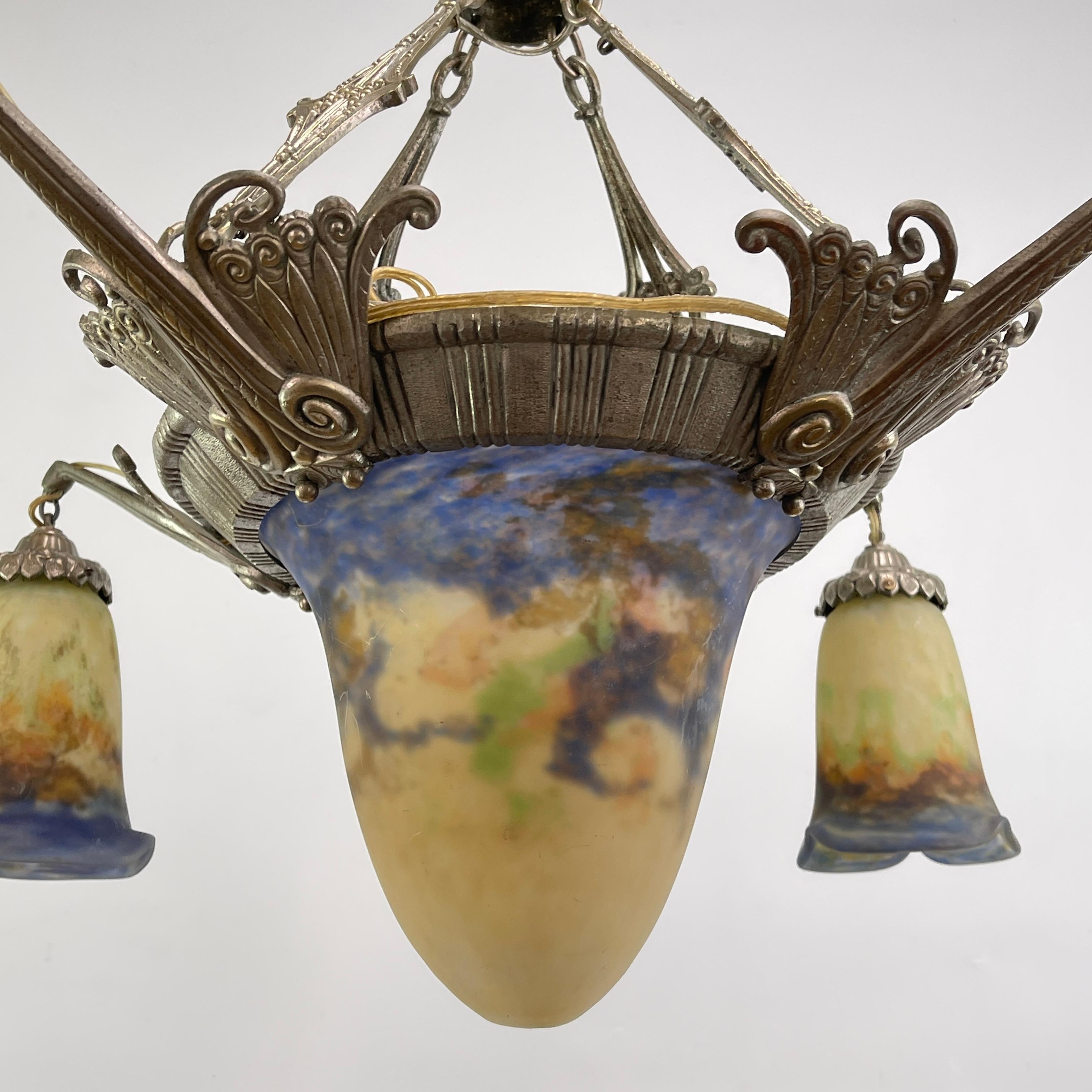Francese Lampadario Art Déco di Muller Freres Luneville Pate de Verre in bronzo, anni '20 in vendita