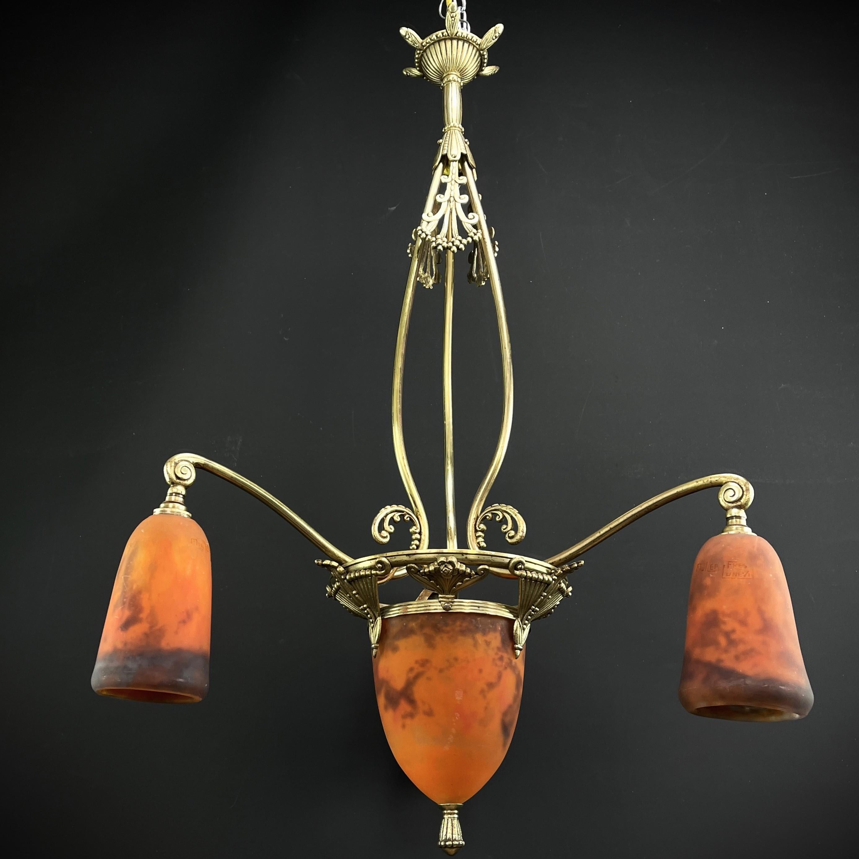 XX secolo Lampadario Art Déco di Muller Freres Luneville Pate de Verre in bronzo, anni '20 in vendita