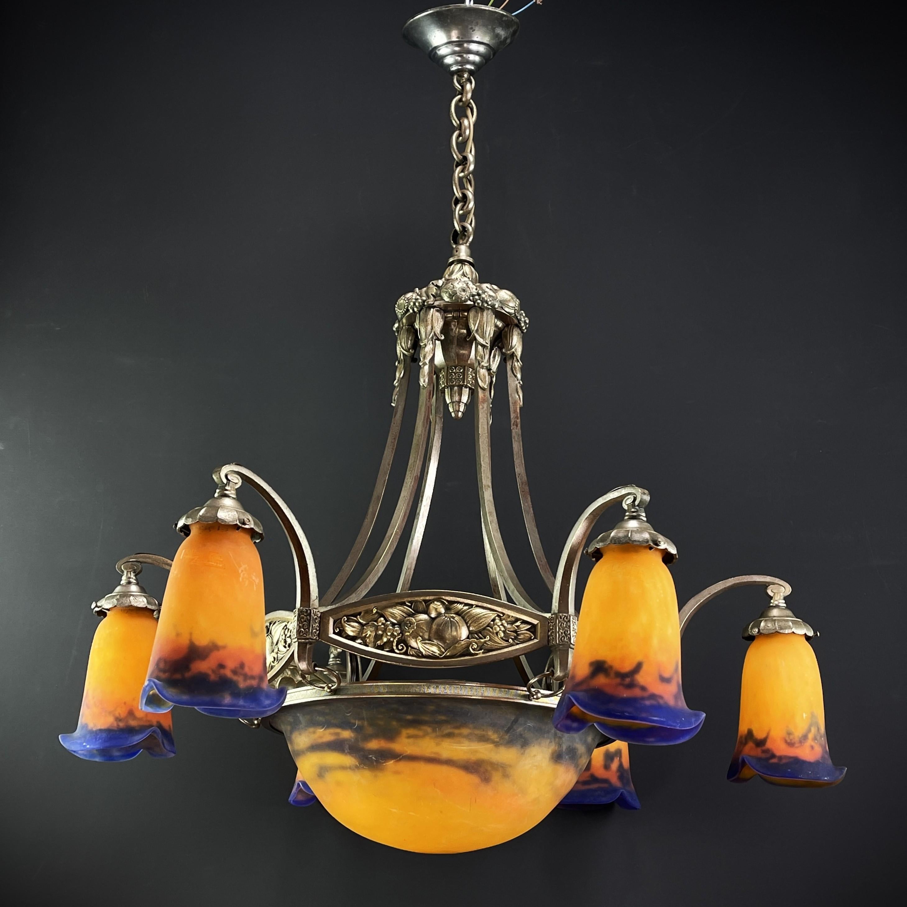 Art-Déco-Kronleuchter by Muller Freres Luneville

The ART DECO ceiling lamp is a remarkable example of the craftsmanship and style of the early 20th century. 

The signature 