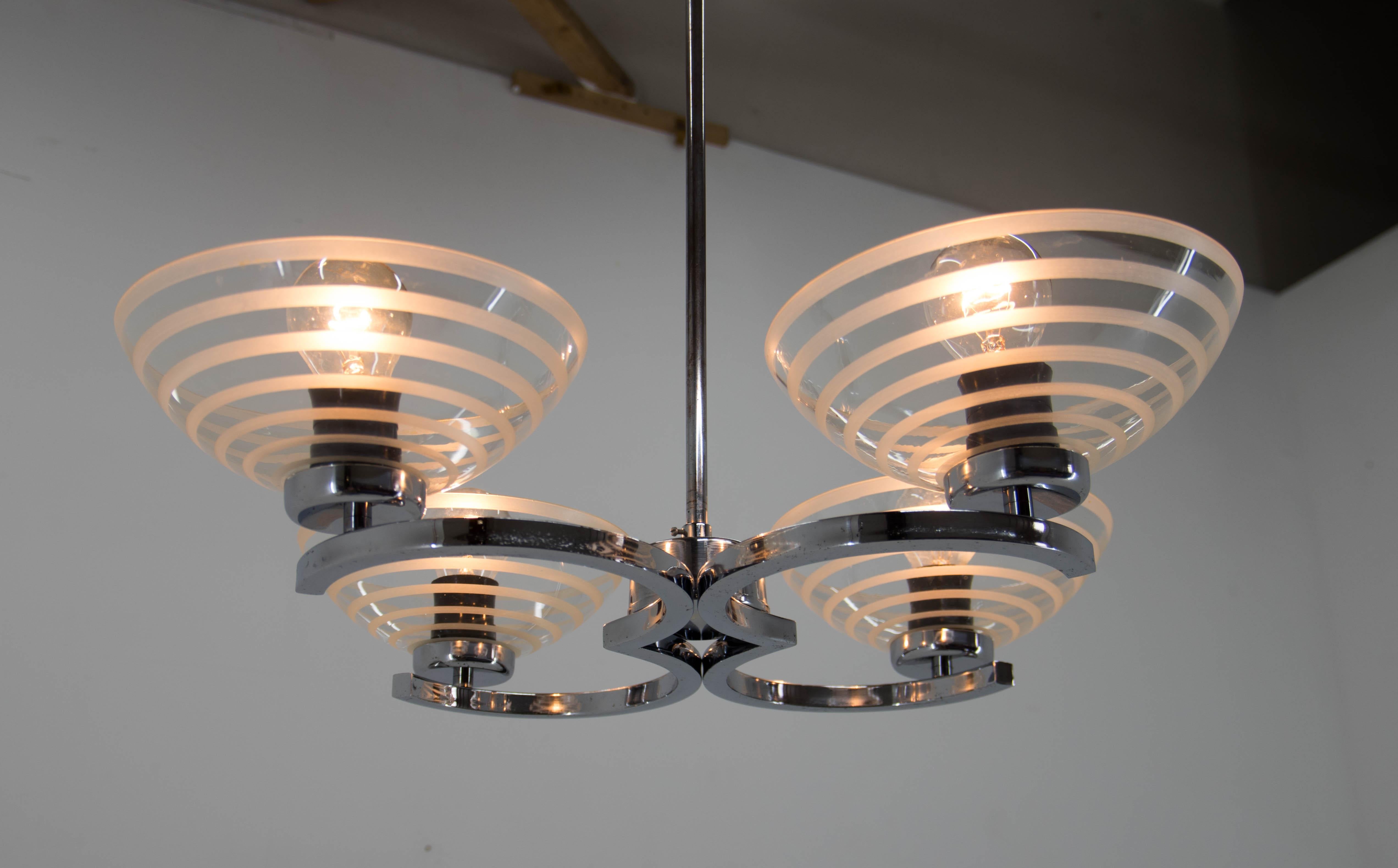 4-flamming Art Deco/Functionalism chandelier made by Napako, labeled.
Restored: Chrome polished, rewired: 4x60W, E25-E27 bulbs
US wiring compatible.