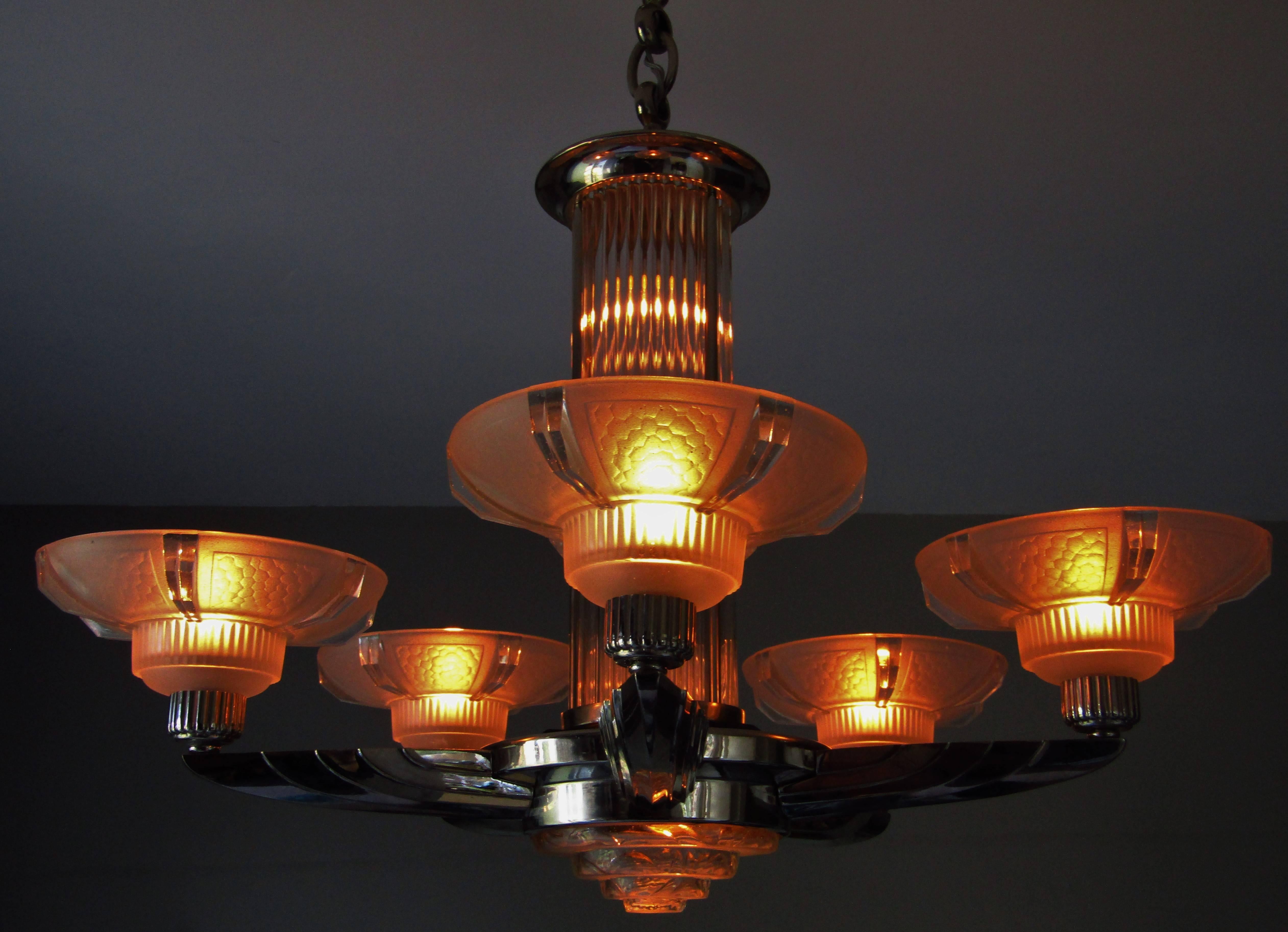 Art Deco chandelier by Petitot, France 1935. Mind the rare, original Petitot frosted glass shades, matching to the signed shade holders. Newly nickel plated and rewired, seven bulbs.

 