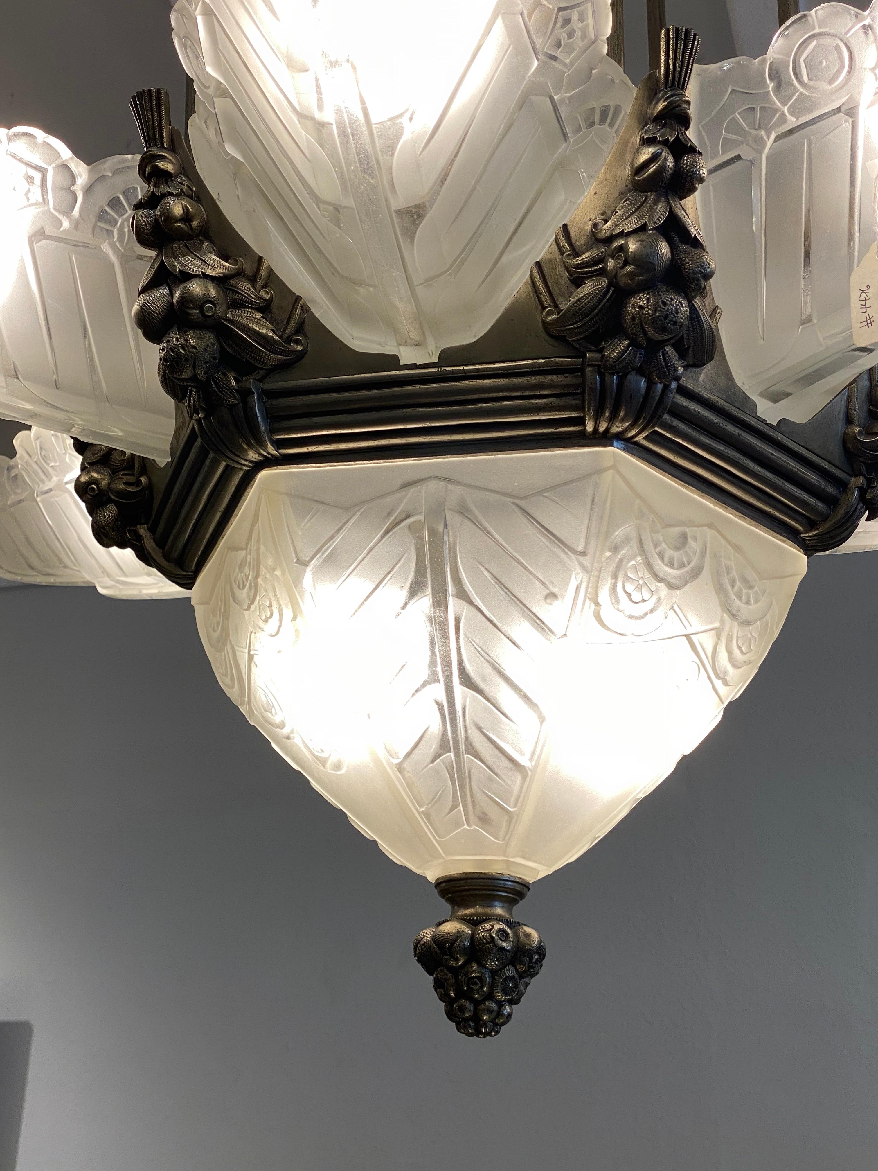 Francese Lampadario Art Déco di Marius-Ernest Sabino in vendita