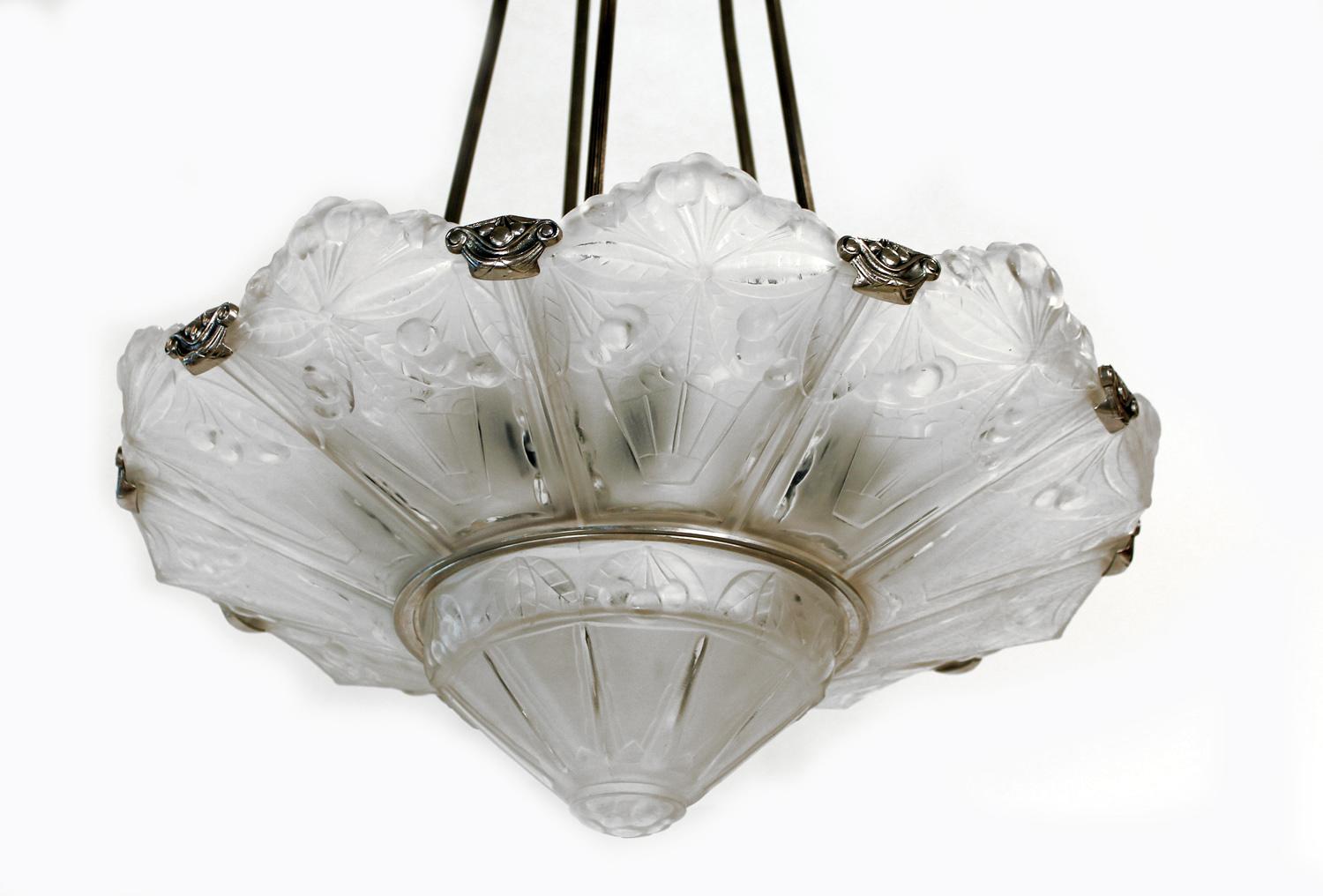 Lampadario Art Deco con struttura in metallo e pannelli smerigliati stampati e piastra centrale di Sabino-Paris.
Prodotto in Francia 
circa 1930
Firma: Sabino 4797P FRANCIA.