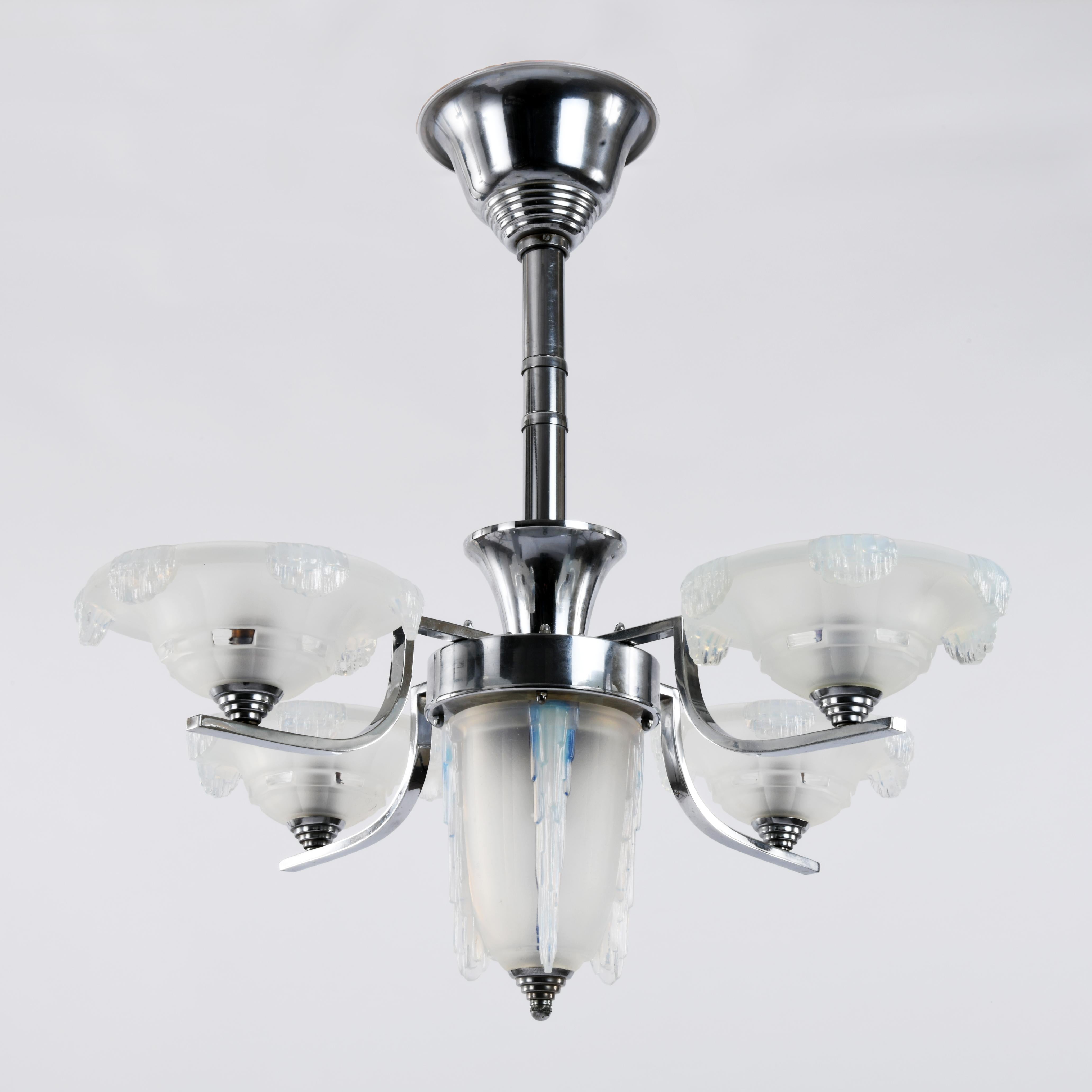 Art Deco period 5-light chandelier in chromed metal and opalescent glass with slightly bluish reflections. It has four branches ending in glass cups with four B22 bayonet bulbs and a fifth central light with the same socket. Beautiful Art Deco work