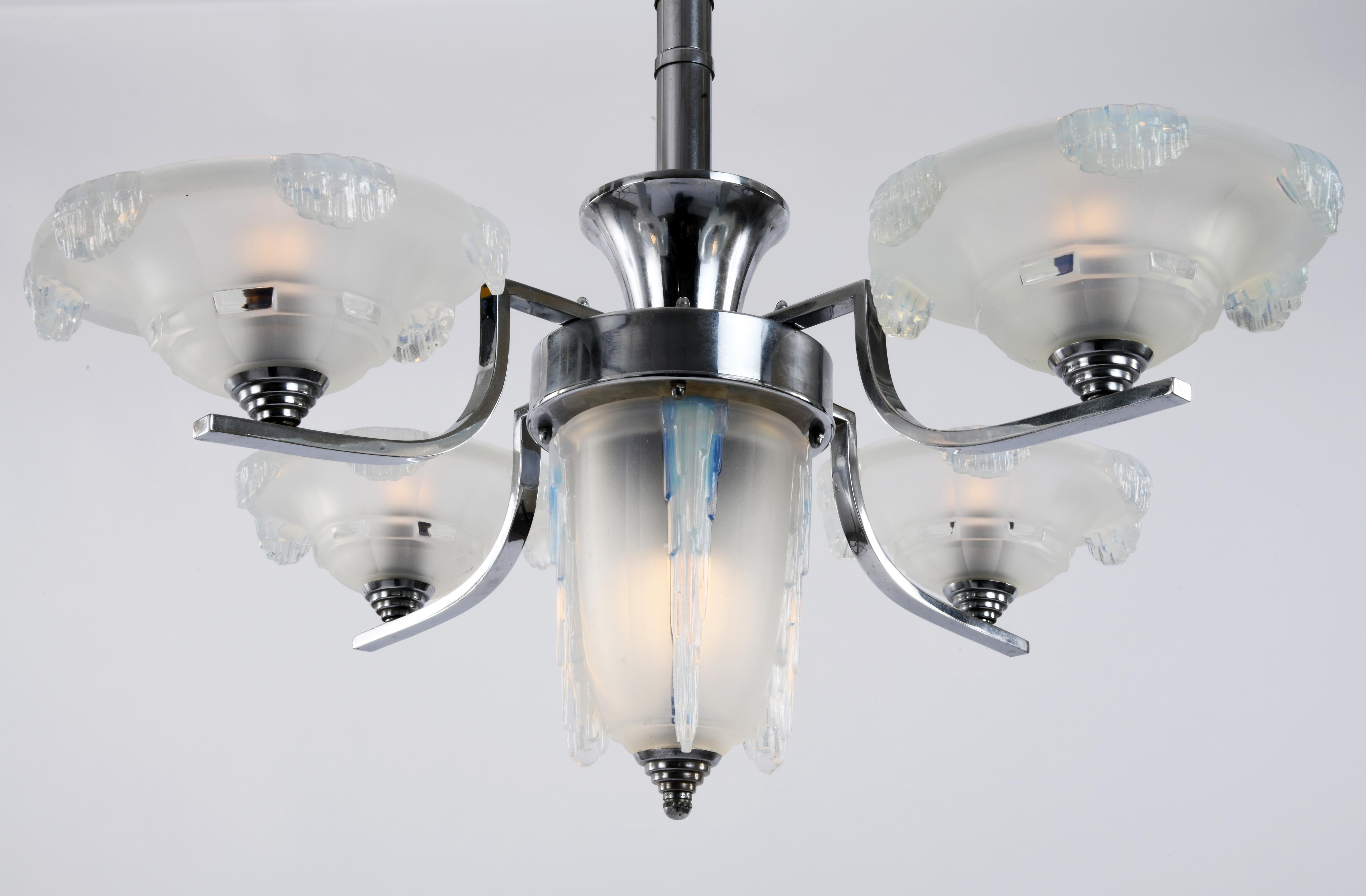 Art Deco Chandelier Chromed Metal and Opalescent Glass in the Style of Sabino For Sale 4