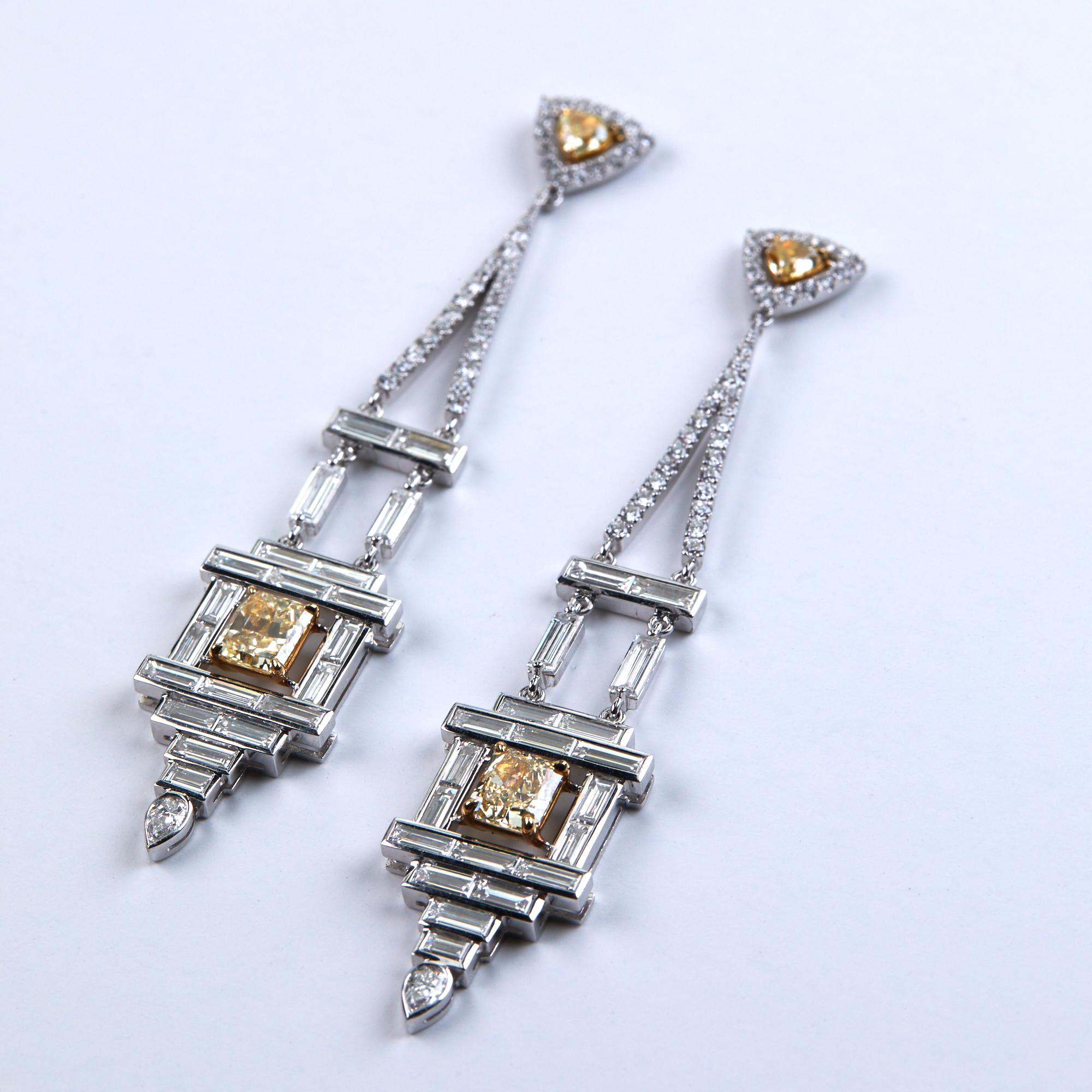 Art Deco Style Chandelier Diamond Earrings White and Yellow Gold In New Condition For Sale In Palm Desert, CA
