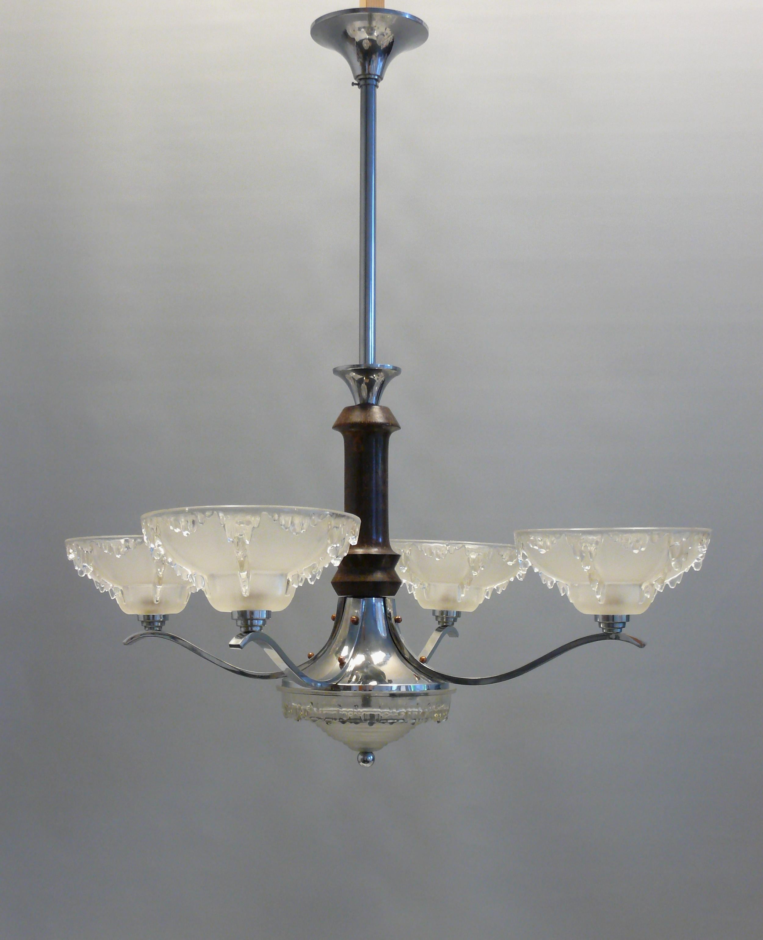 Superbe lustre de plafond français des années 1930 - Art déco original. Le lustre massif chromé est doté d'un revêtement en bois de noyer dans la partie inférieure de la tige du pendule et d'un revêtement avec un tube chromé dans la partie