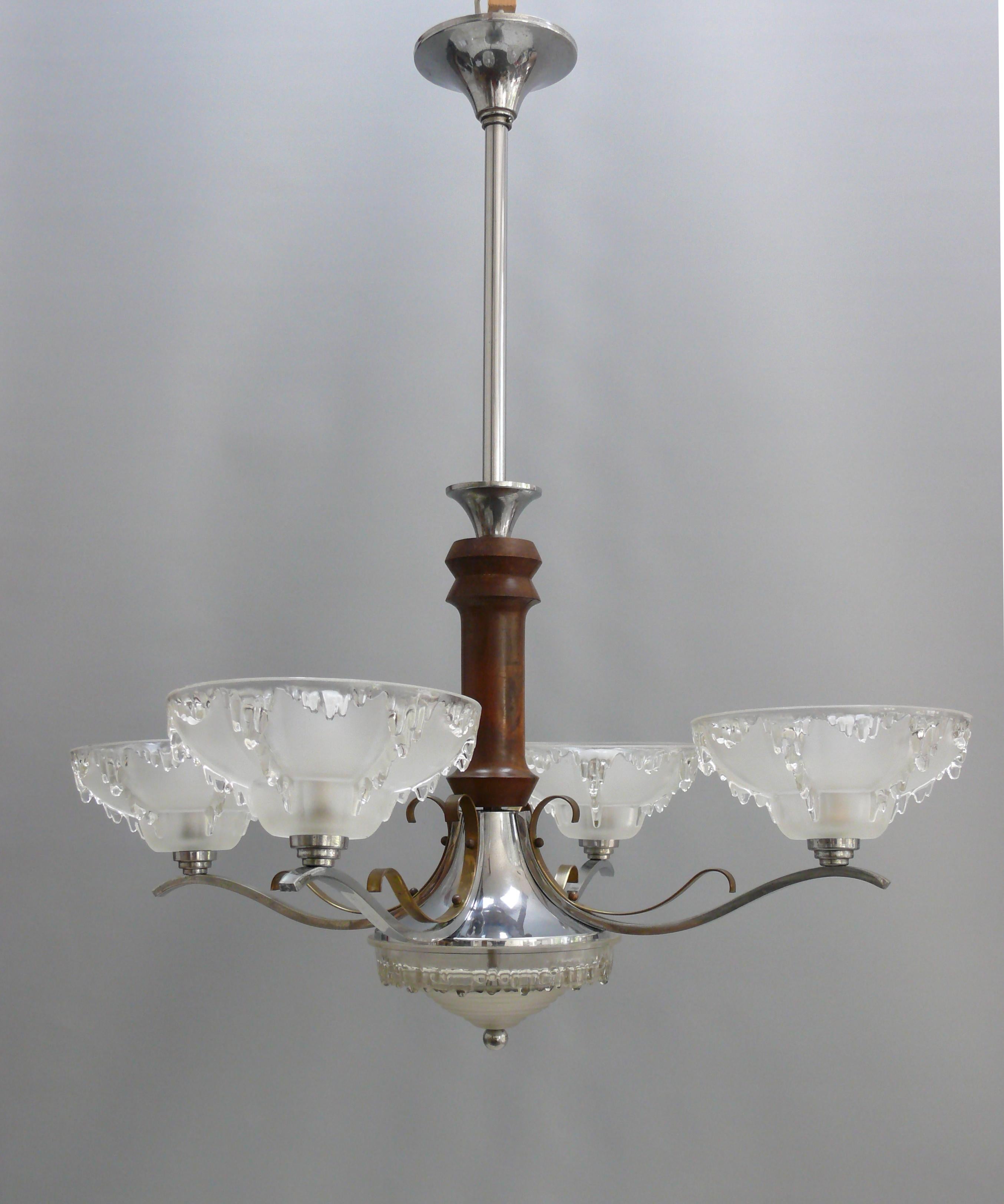 Stunning French ceiling chandelier from the 1930s - original Art Deco. The solid, chrome-plated chandelier has a lining made of walnut wood in the lower area of ​​the pendulum rod and a lining with a chrome-plated tube in the upper area. The wooden
