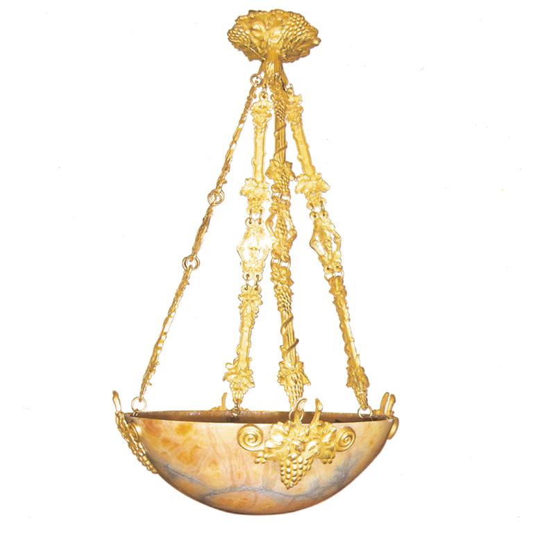 Une suspension Art Déco en albâtre et bronze doré, française, vers 1930. L'abat-jour en forme de bol avec des montures en forme de raisin est suspendu à quatre chaînes moulées et feuillagées.