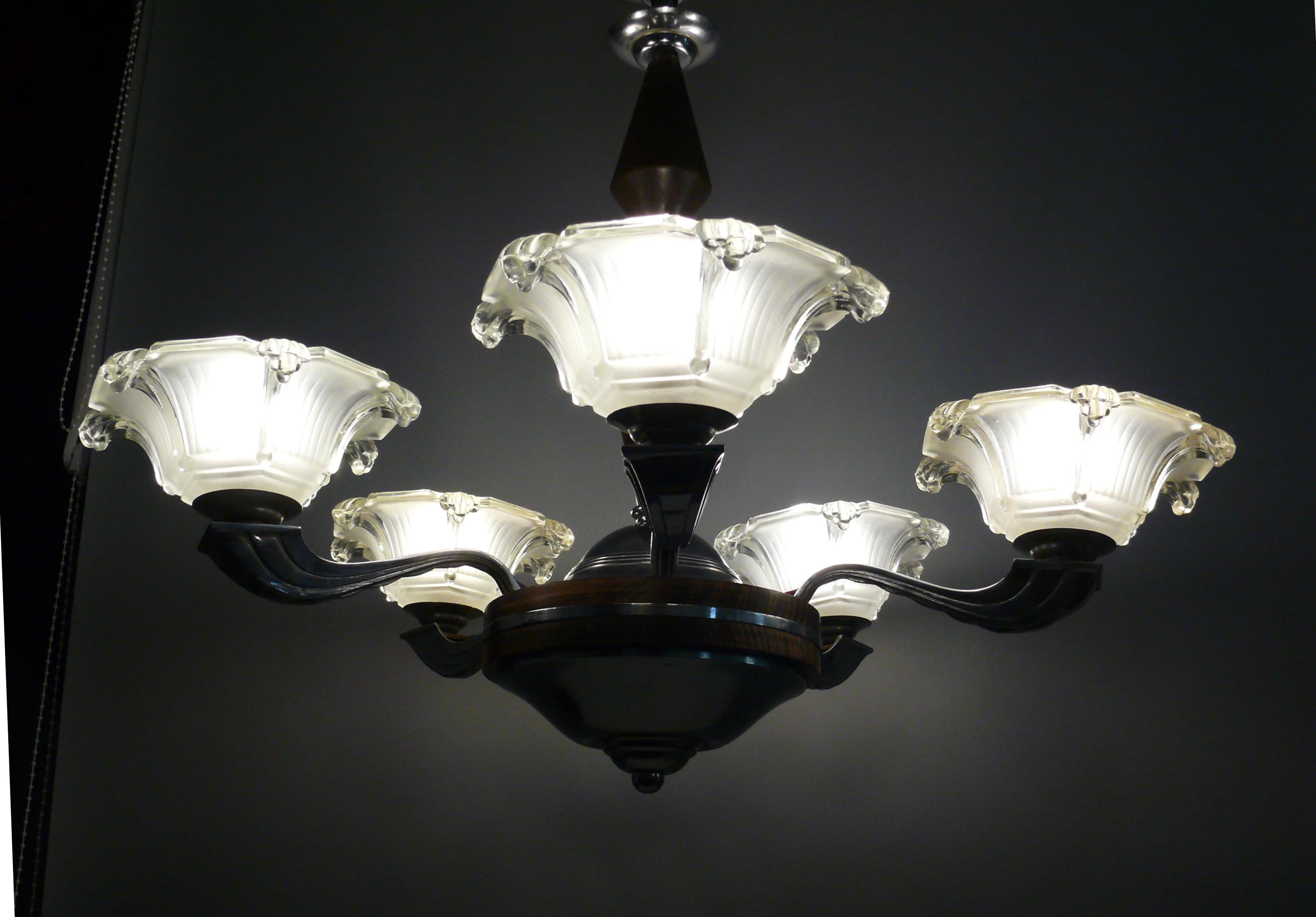 Lampadario da soffitto francese degli anni '30 - originale Art Deco. Il lampadario massiccio e cromato ha un rivestimento in legno di noce nella zona dell'asta del pendolo e un rivestimento con un tubo cromato al centro e nella zona superiore. Anche