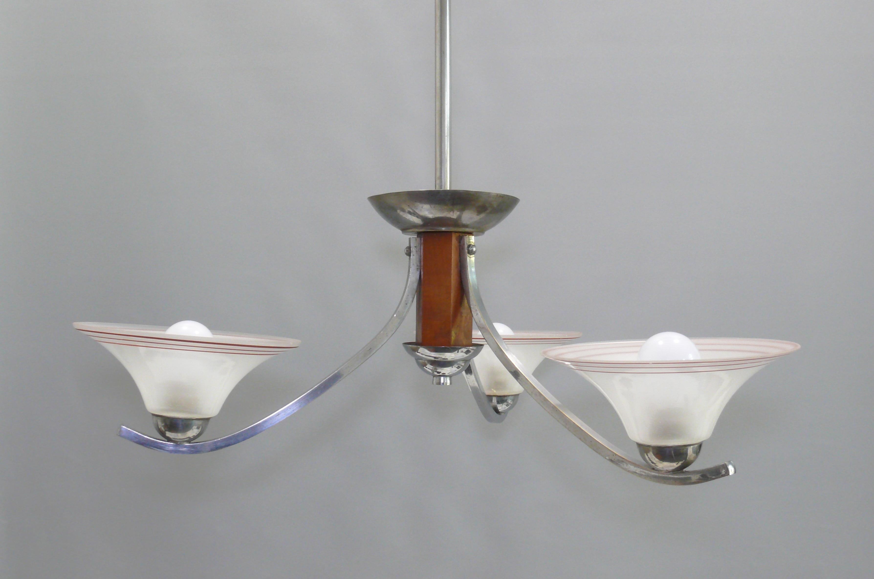 Elegant three-armed ceiling chandelier from the 1920s - 1940s - original Art Deco from France. Good overall condition, the chrome is slightly dull in some places, and a glass shade may have been glued in an inconspicuous area. The chandelier has a