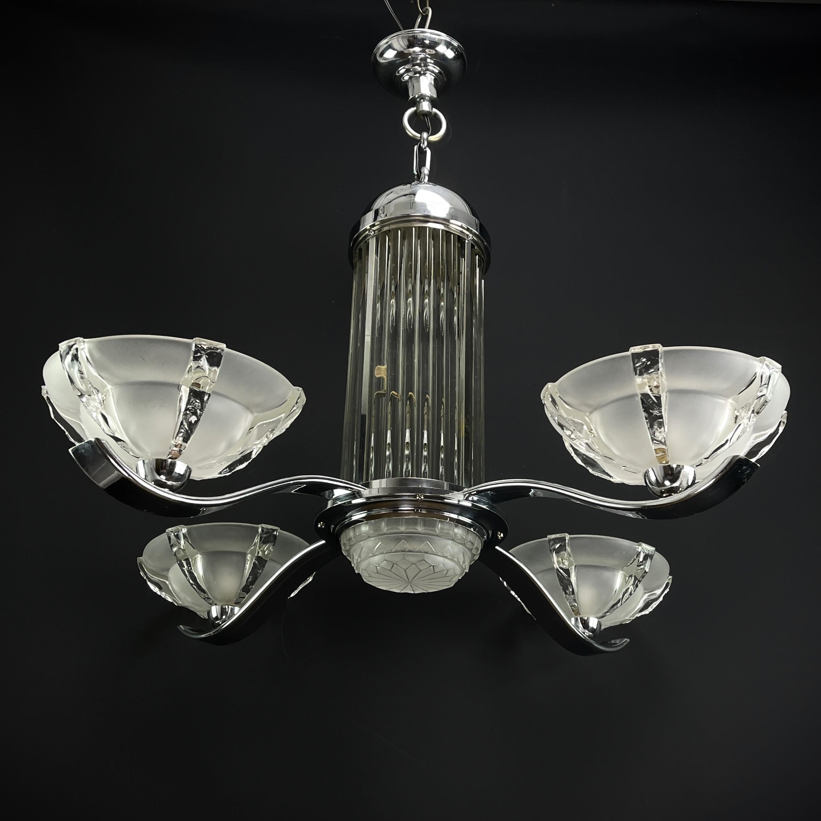Art Deco chandelier - Pretitot and EZAN - 1930s

This rare, original pendant lamp impresses with its simple and functional Art Deco design. The lamp provides a very pleasant light. This ceiling lamp is an absolute design classic from the ART DECO