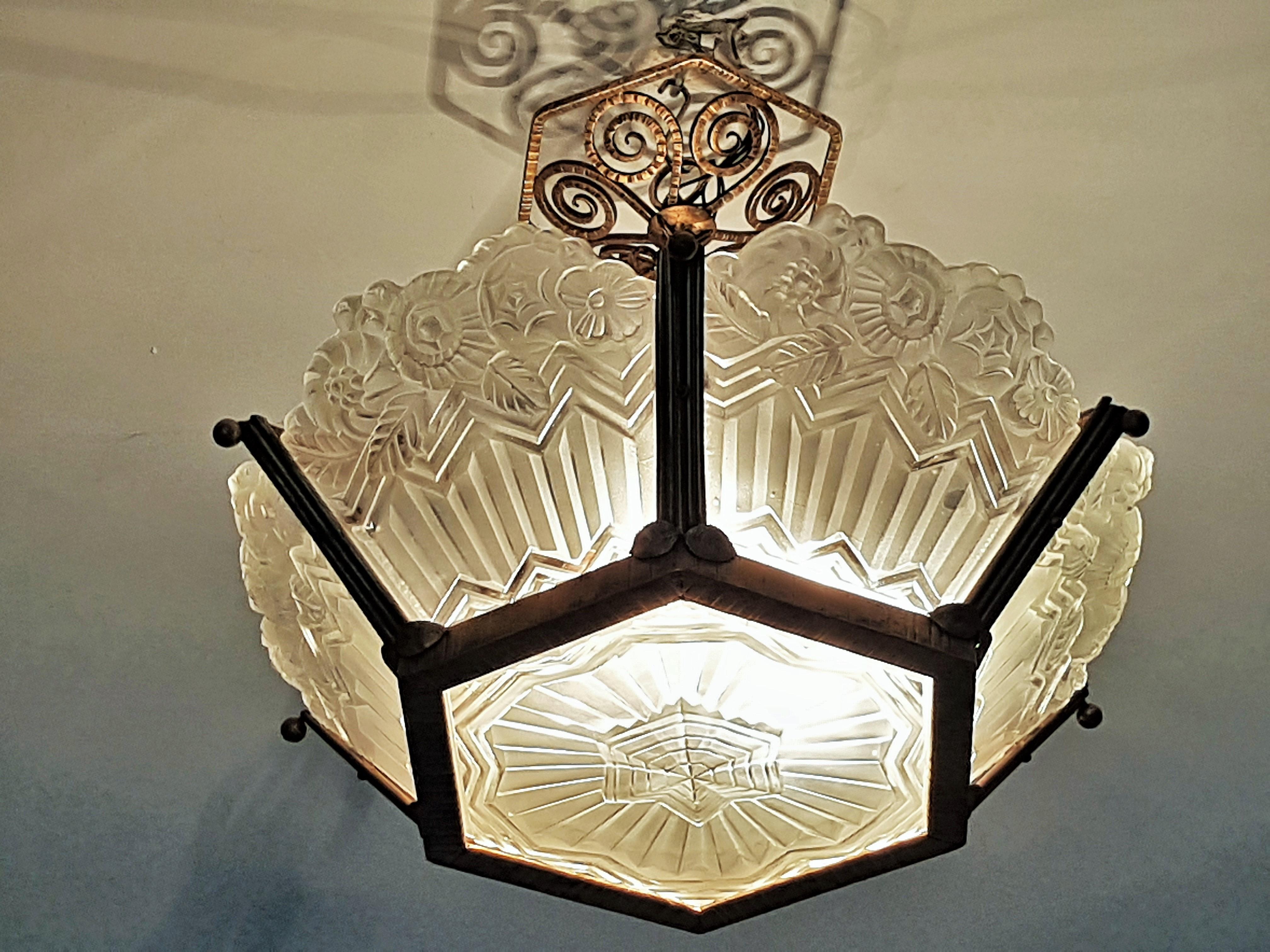 Art Deco Chandelier Gilded with Frosted Glass by Noverdy, France, 1935 For Sale 1