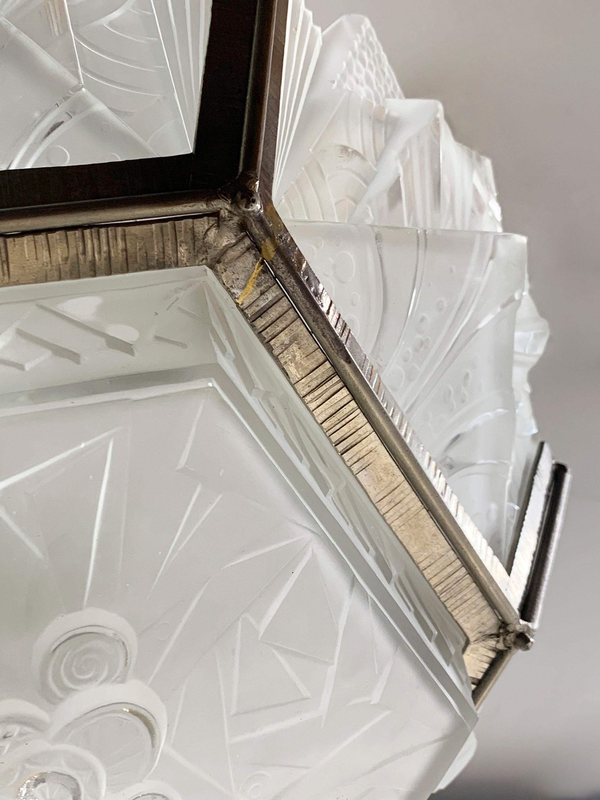Lustre Art Déco, verres signés I Muller Frères Luneville Bon état - En vente à Beirut, LB