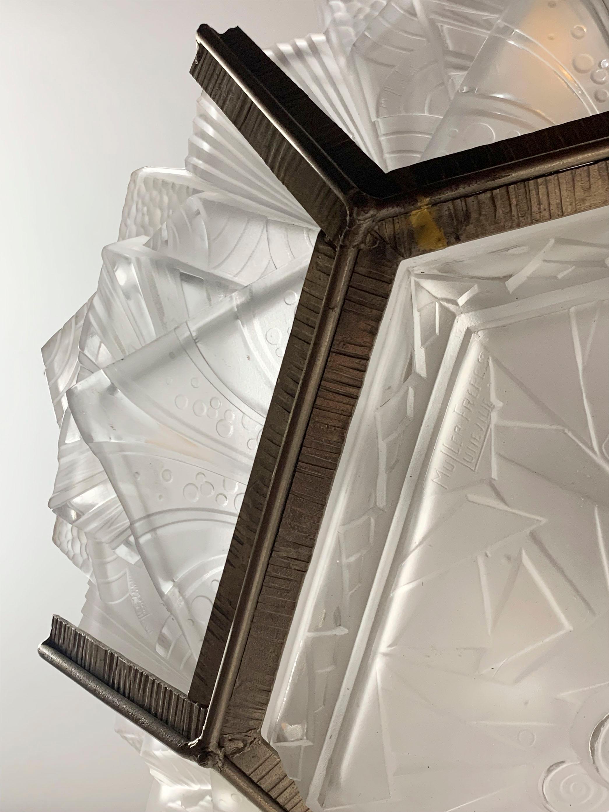 Milieu du XXe siècle Lustre Art Déco, verres signés I Muller Frères Luneville en vente