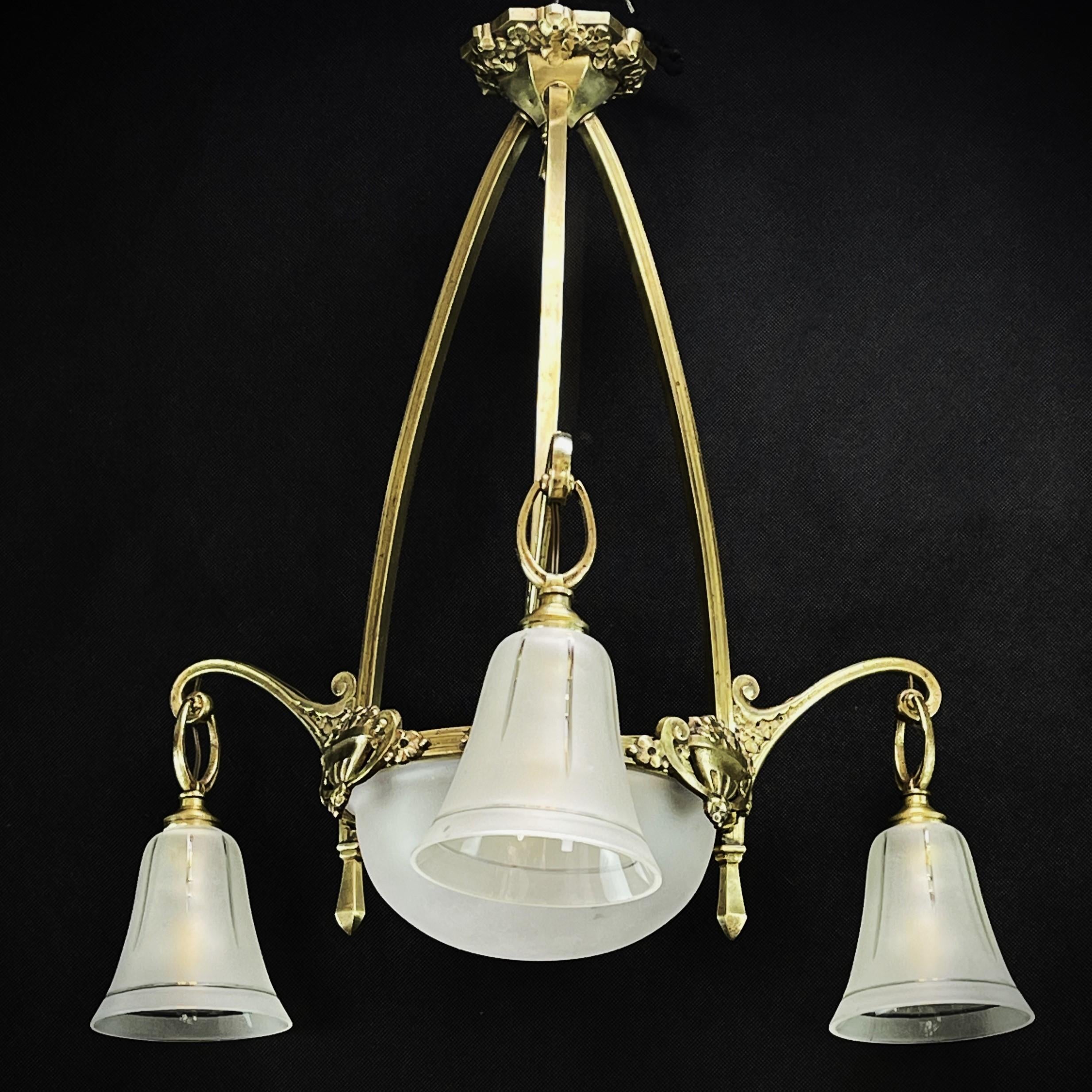 This stunning 1930s Art Deco chandelier is an outstanding example of the elegance and sophistication of the Art Deco style.

This Art Deco chandelier is not only an impressive piece of design history, but also a true eye-catcher in any