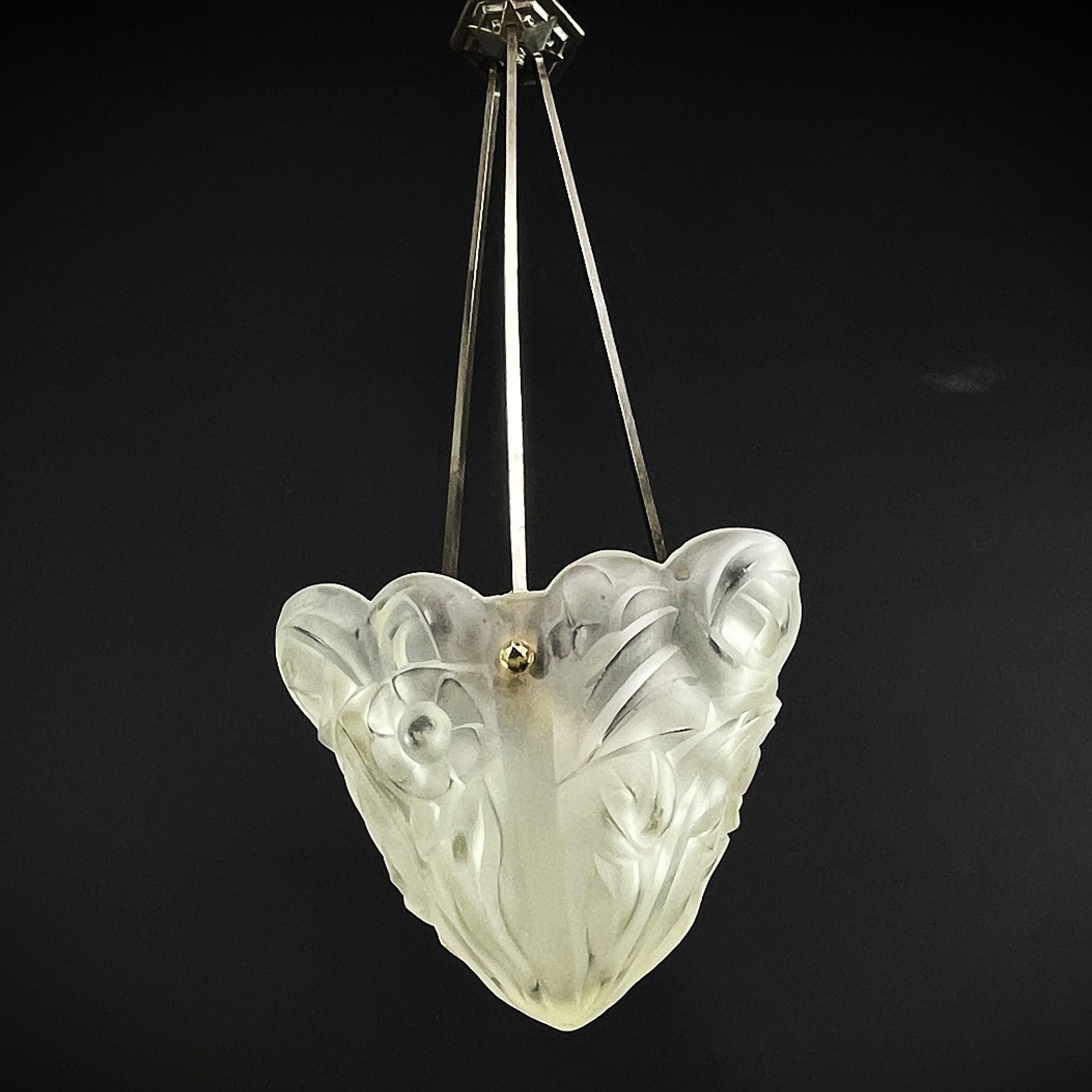 Art Deco Chandelier by Degué

This stunning 1930's signed Art Deco chandelier is an outstanding example of the elegance and sophistication of the Art Deco style. With its combination of chrome and glass, this chandelier embodies the glamour and