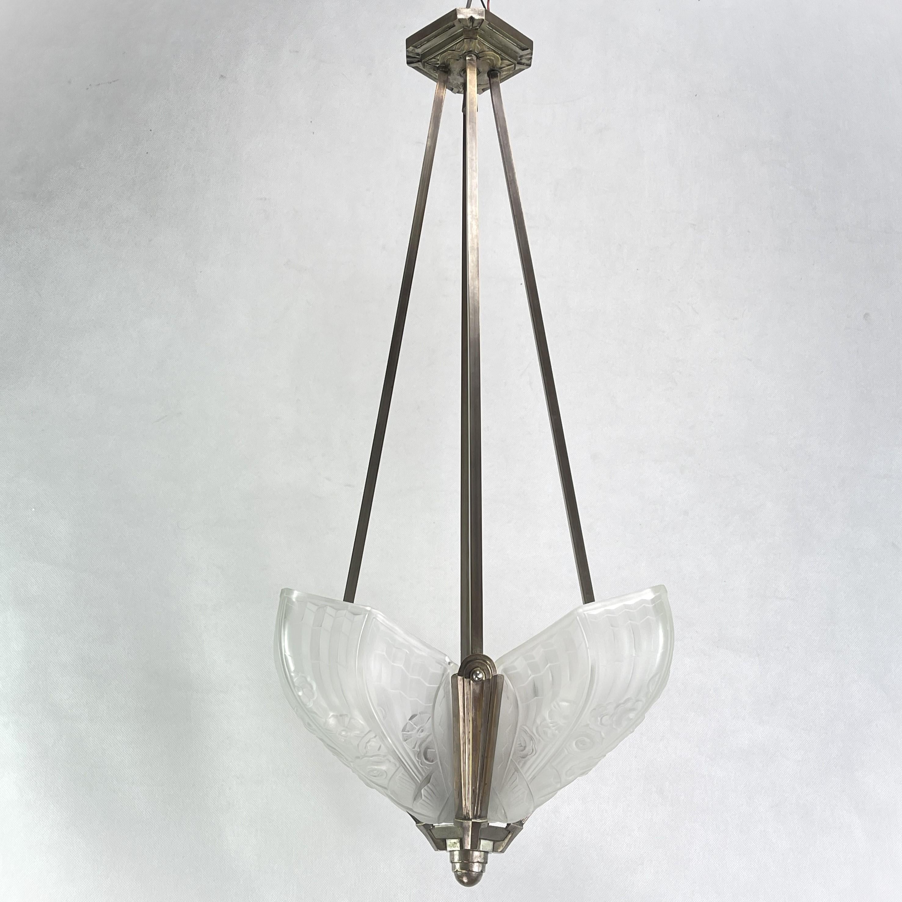 Art Deco Chandelier by Jean Gauthier

This stunning 1930s Art Deco chandelier is an outstanding example of the elegance and sophistication of the Art Deco style. With its combination of metal and glass, this chandelier embodies the glamor and