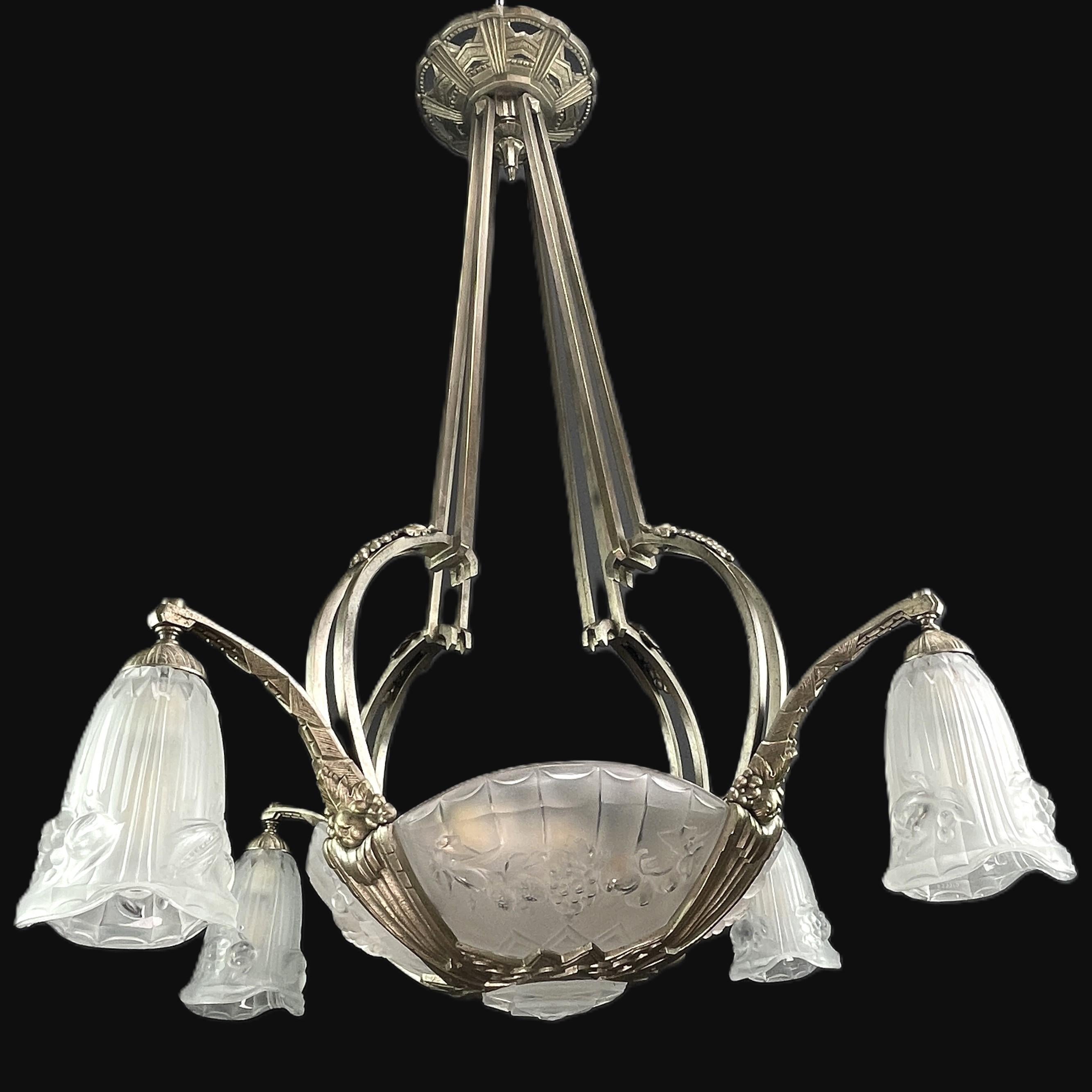 Art Deco Chandelier by P. Gilles France

This stunning Art Deco chandelier from the 1920s is an outstanding example of the elegance and sophistication of the Art Deco style. With its combination of nickel-plated bronze and glass, this chandelier