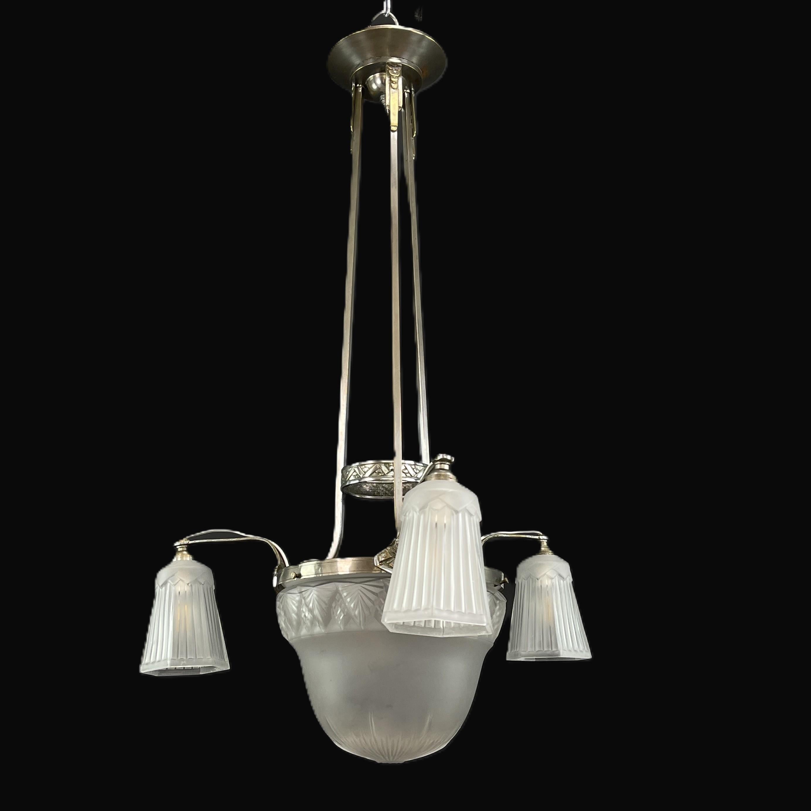 Art Deco Chandelier nickel-plated ceiling lamp, 1920s

The ART DECO ceiling lamp is a remarkable example of the craftsmanship and style of the early 20th century. 
This ceiling lamp skilfully combines metal and glass with elegance, harmoniously