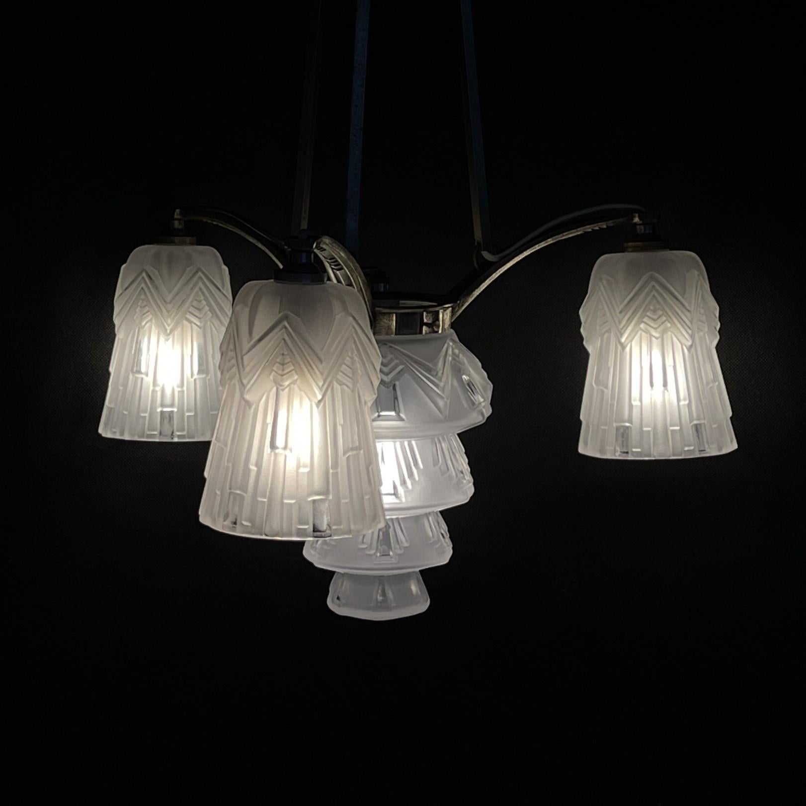Lampe suspendue art déco gratte-ciel nickelée des années 1920 en vente 3